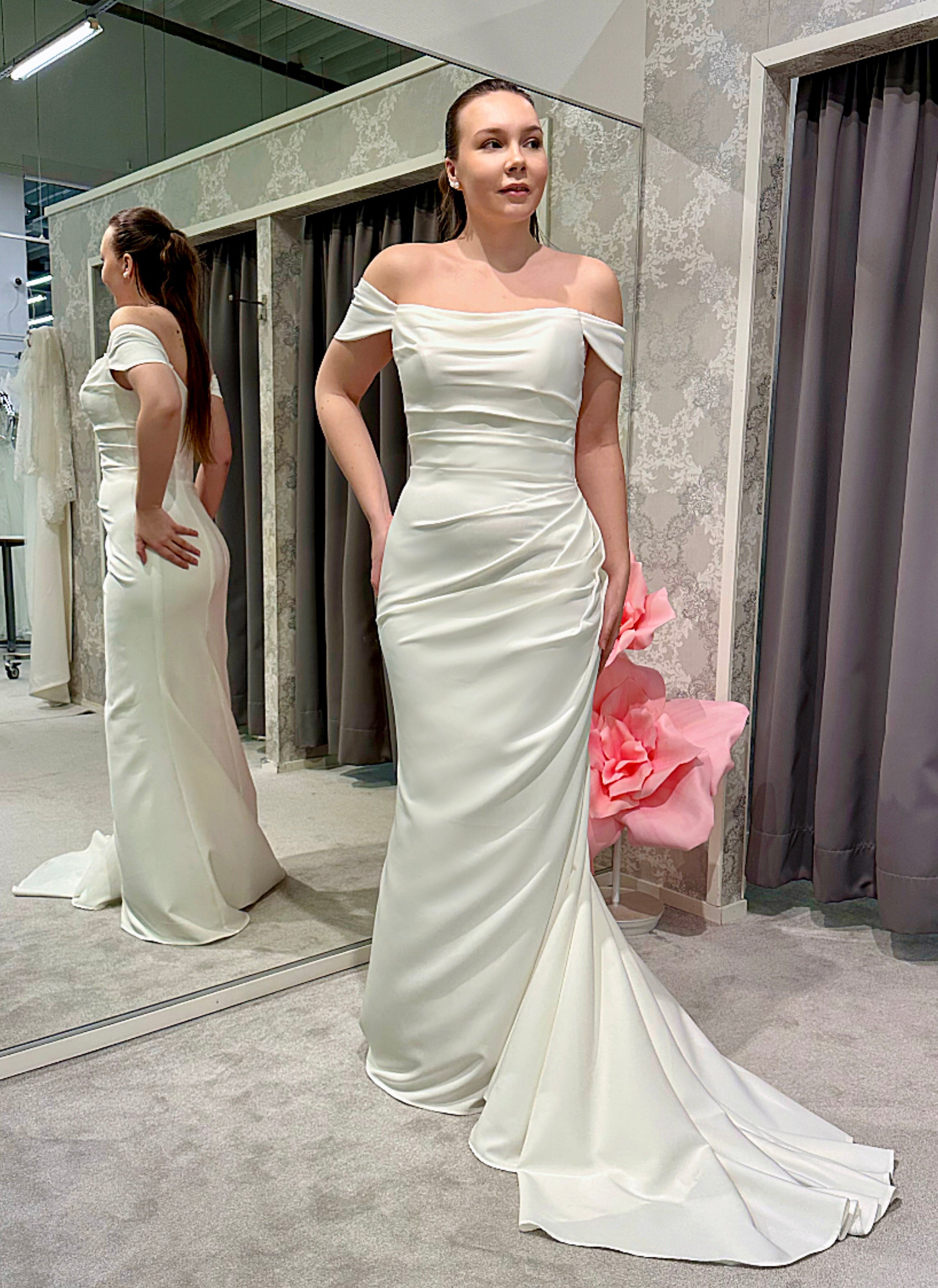 Olkaimeton off-shoulder häämekko merenneitomallisella leikkauksella.