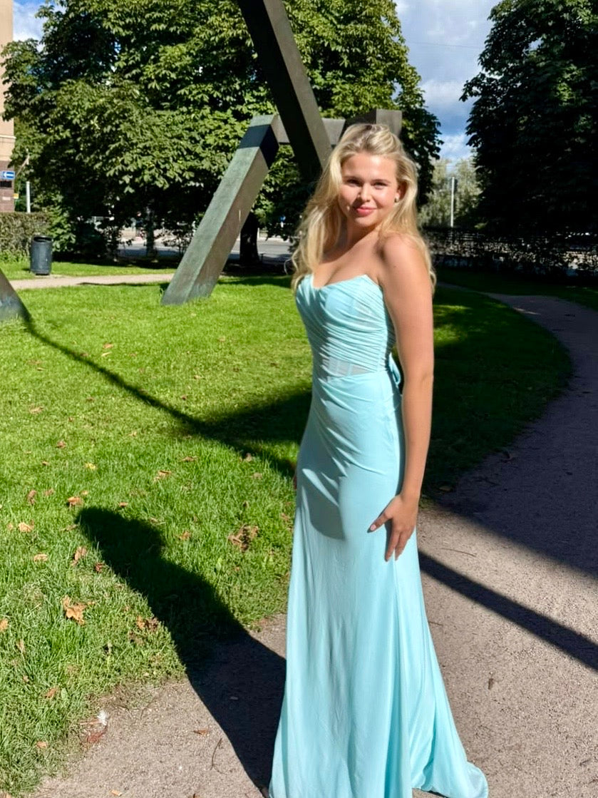 Vaaleansininen iltapuku.