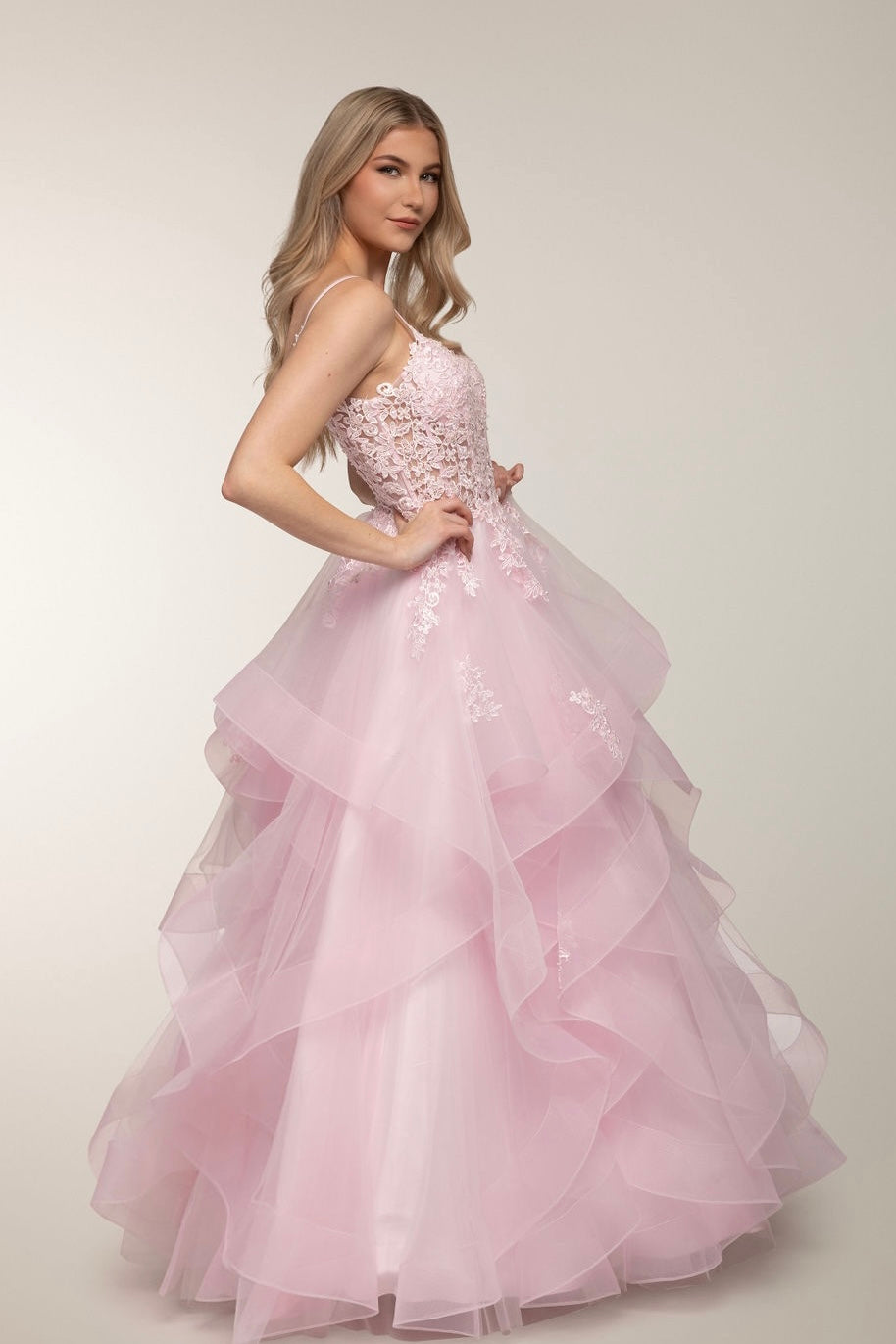 Pinkki vanhojentanssimekko röyhelöhelmalla ja pitsiyläosalla, sivu.