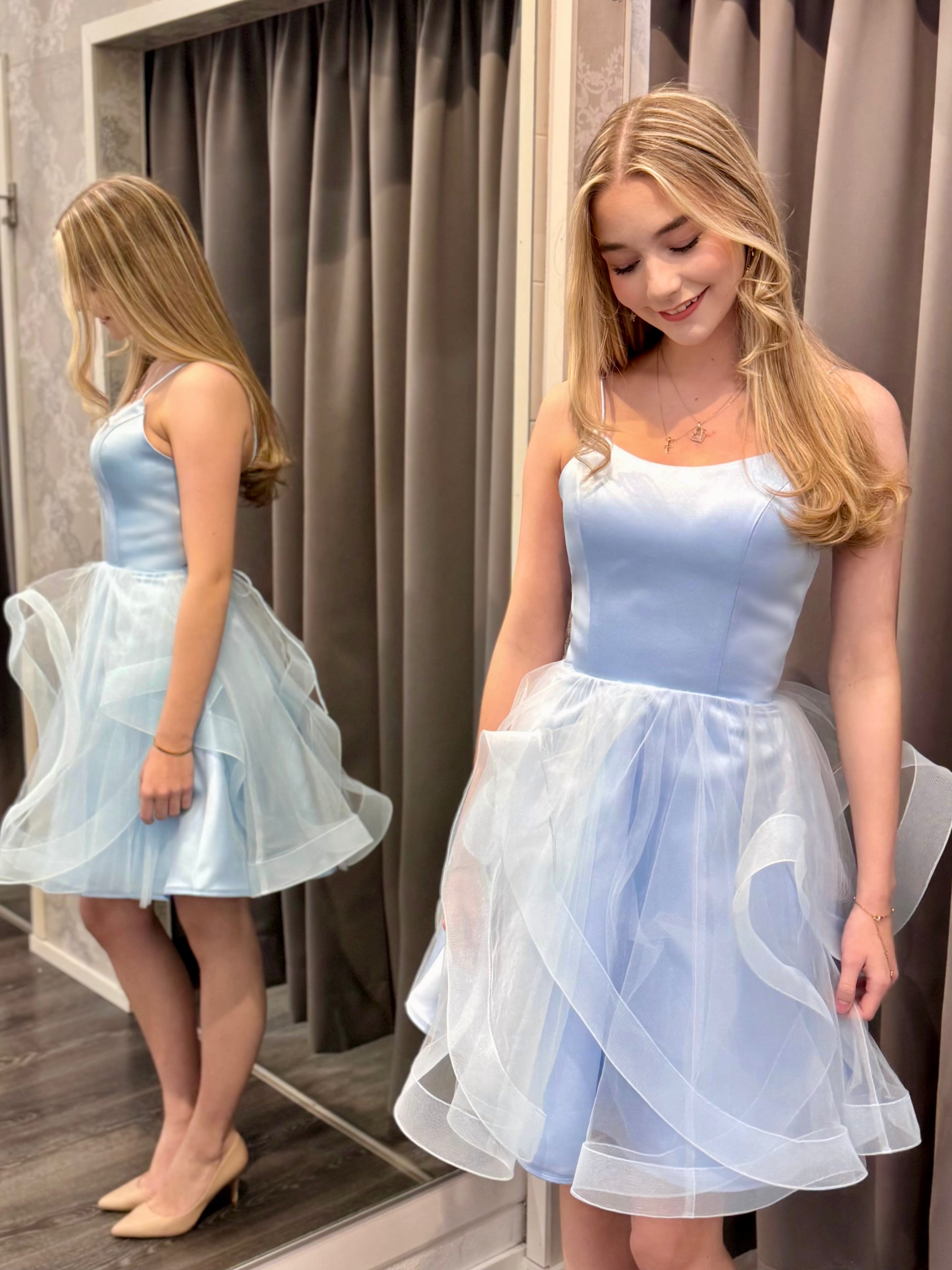 Vaaleansininen juhlamekko röyhelötyllillä