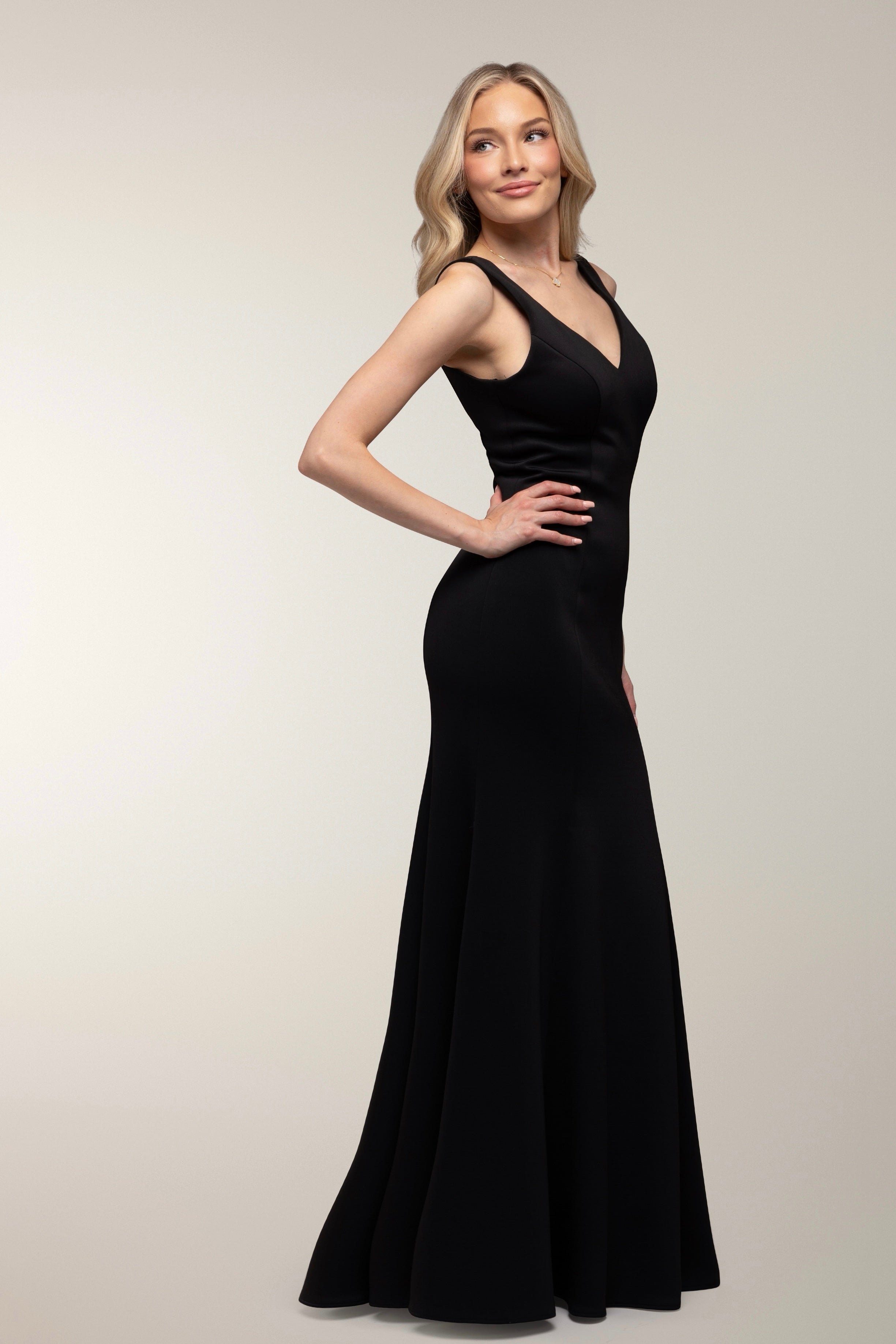 Musta tyköistuva iltapuku juhlavampiin tilaisuuksiin, sivukuva.