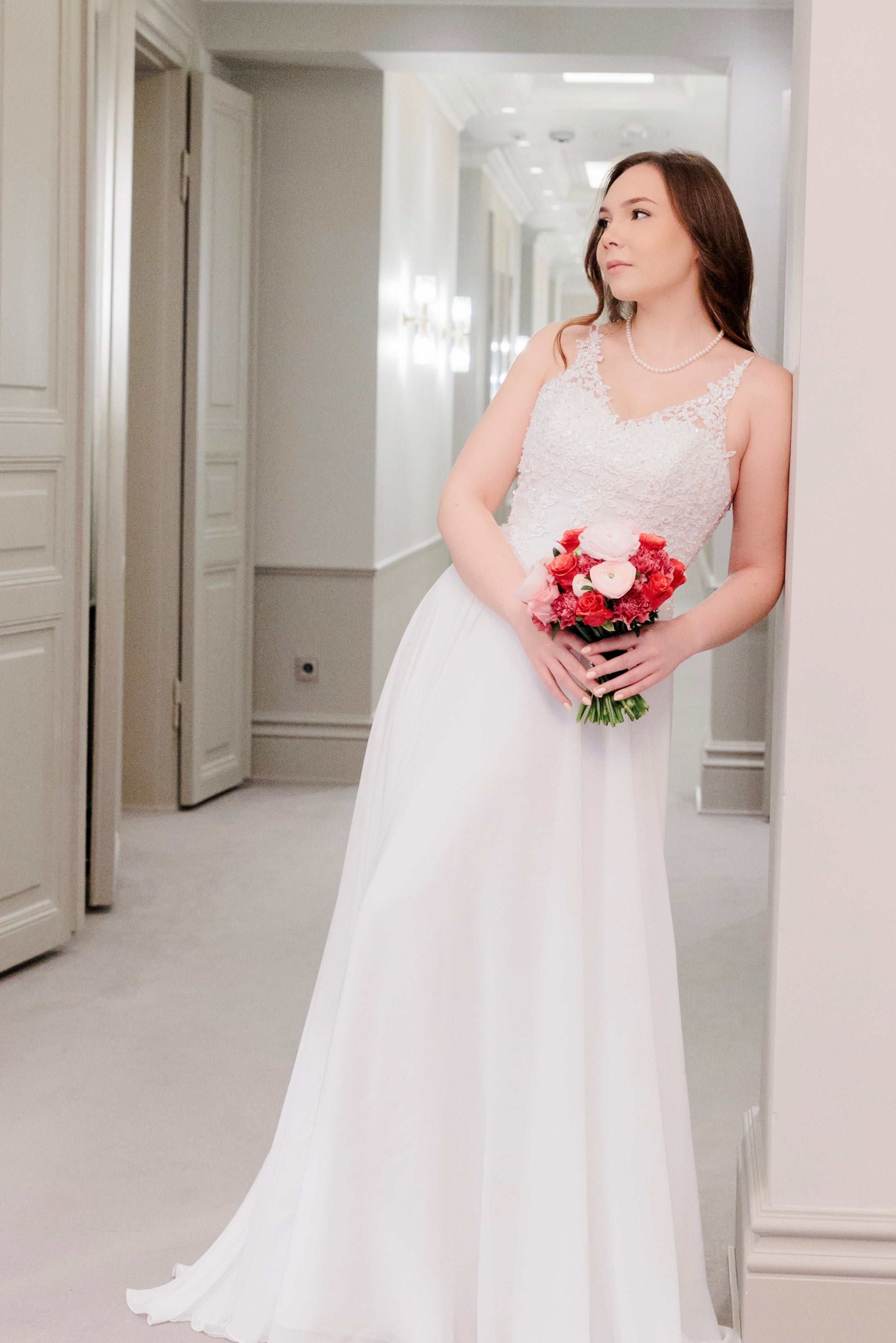 Häämekko sifonkia ja kirjailua, pitsiyläosa, elegantti ja ylellinen