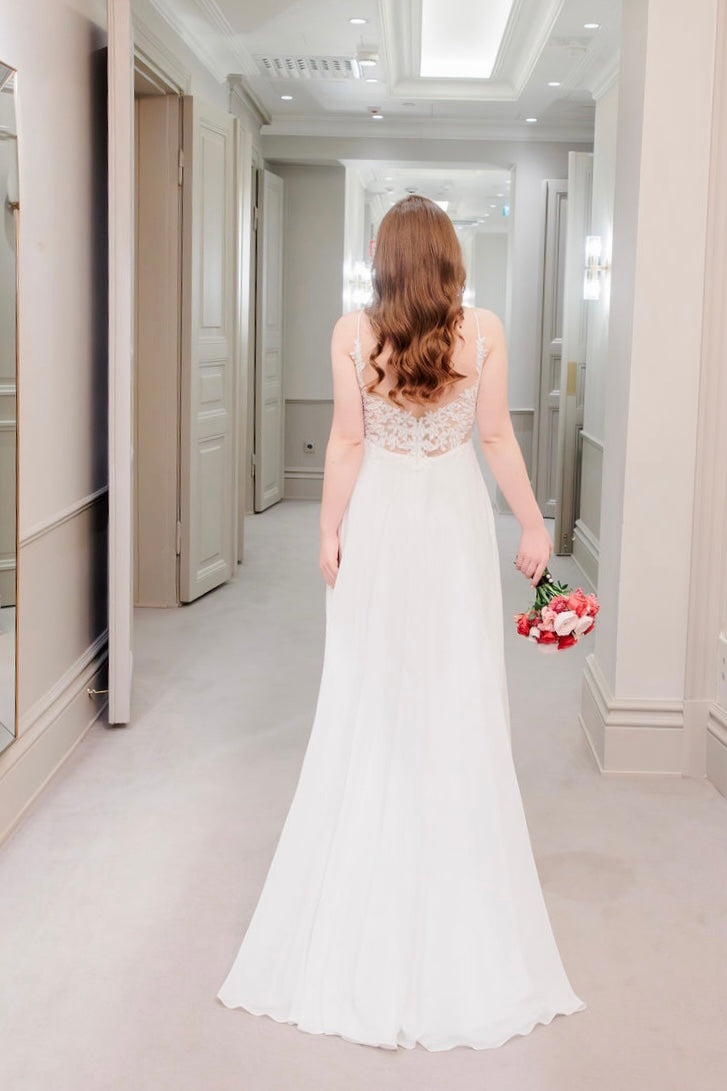 Häämekko sifonkia ja kirjailua, pitsiyläosa, elegantti ja ylellinen, takaa.