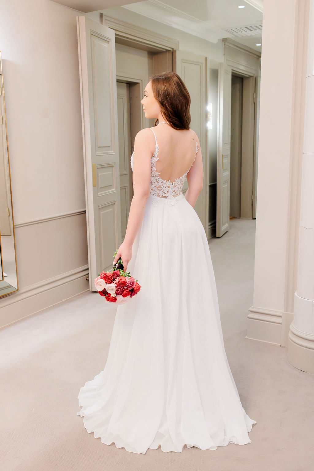 Häämekko sifonkia ja kirjailua, pitsiyläosa, elegantti ja ylellinen, takaa.