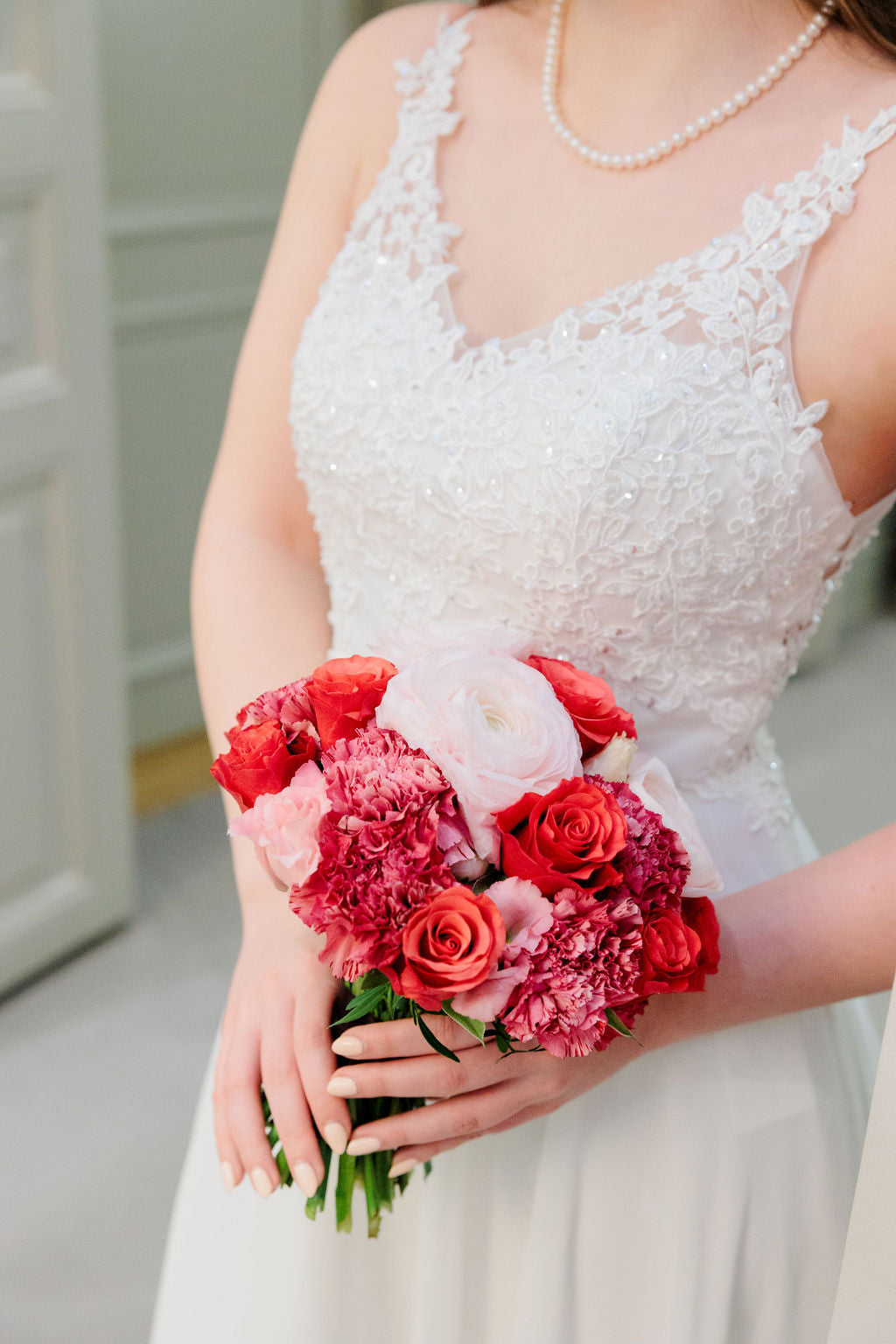 Häämekko sifonkia ja kirjailua, pitsiyläosa, elegantti ja ylellinen, lähikuva.