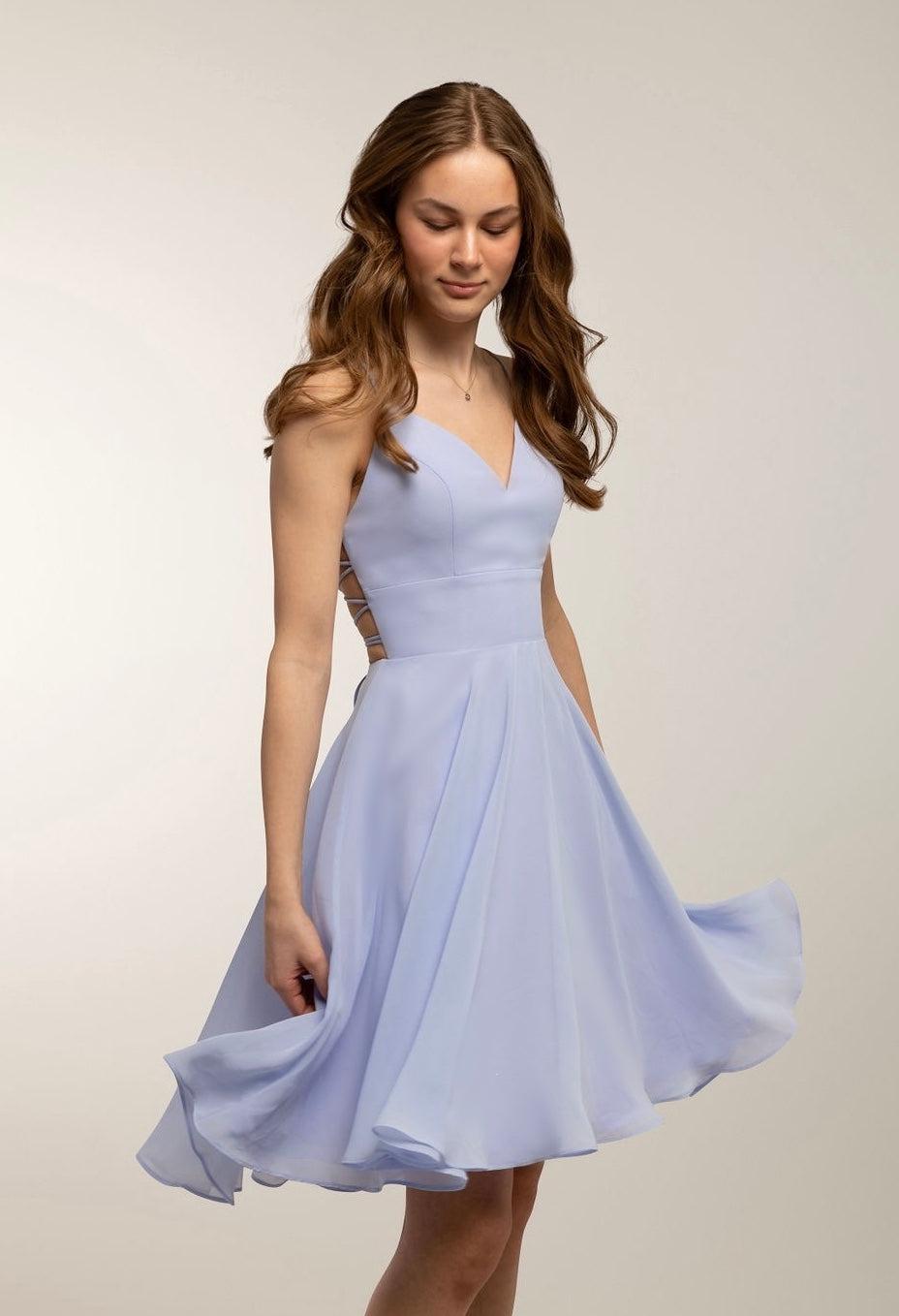 Violetti sifonki-juhlamekko avoimella selällä.