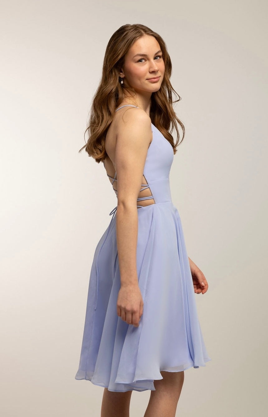 Violetti sifonki-juhlamekko avoimella selällä.