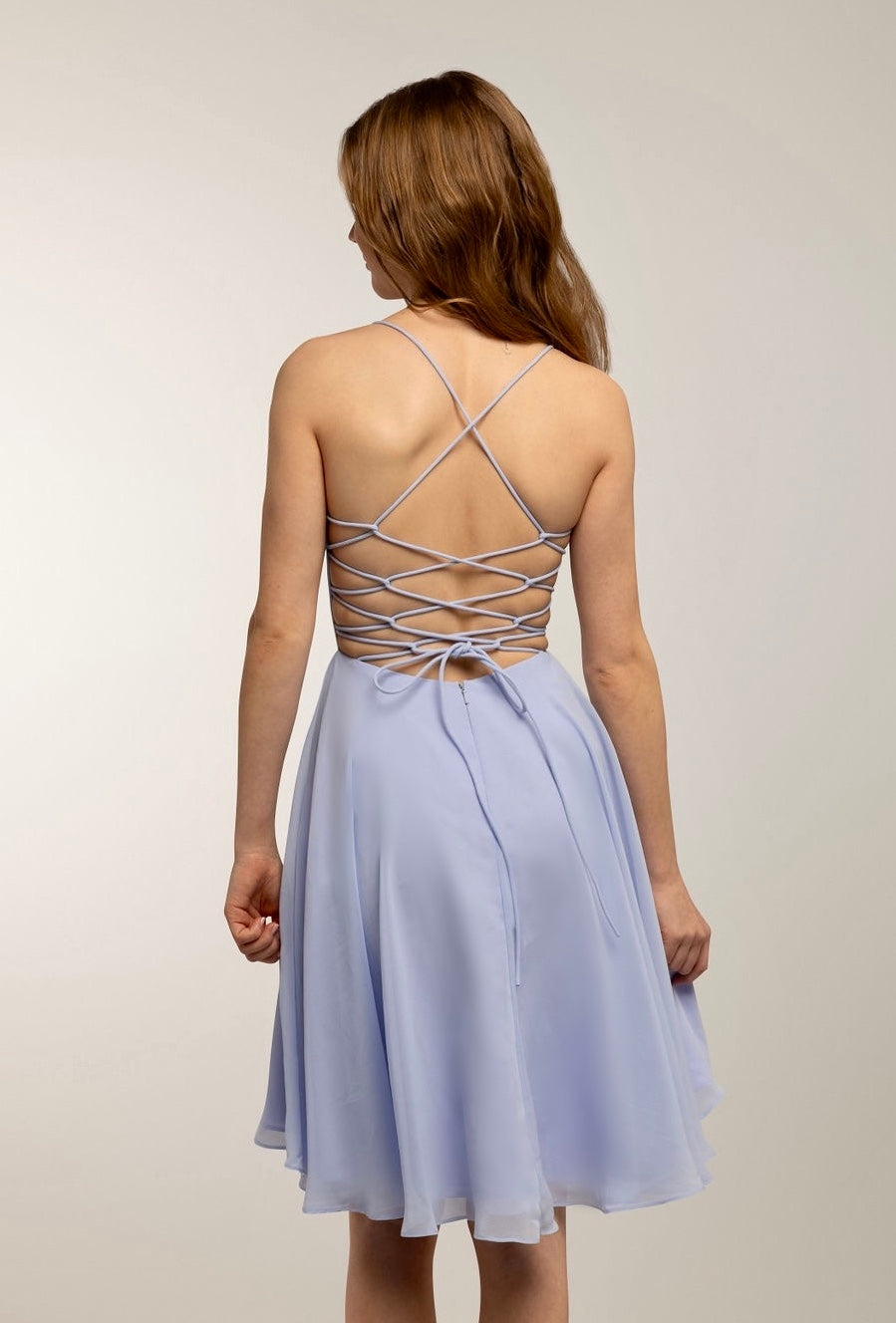 Violetti sifonki-juhlamekko avoimella selällä.