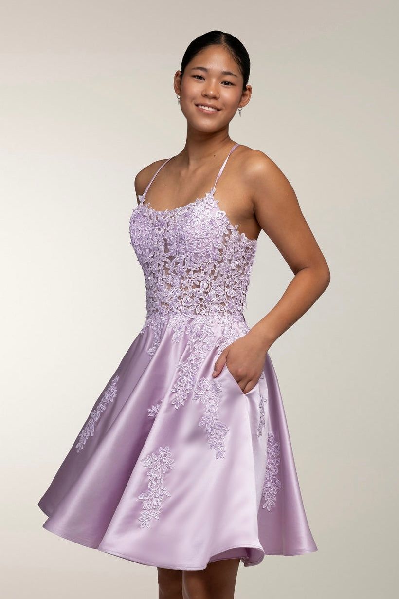 violetti juhlamekko satiinikankaasta ja pitsiyläosalla.