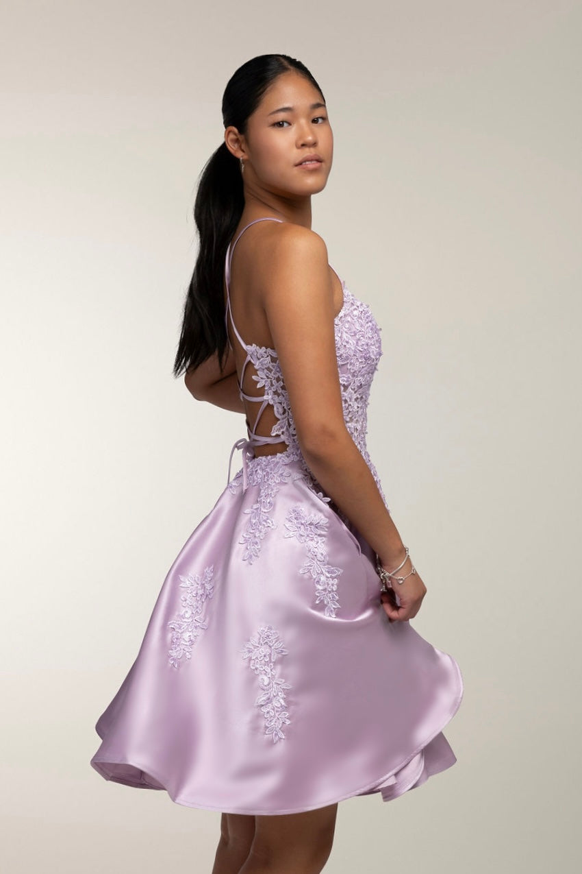 violetti juhlamekko satiinikankaasta ja pitsiyläosalla.