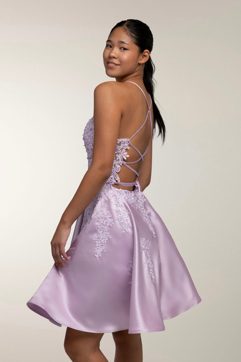 violetti juhlamekko satiinikankaasta ja pitsiyläosalla.