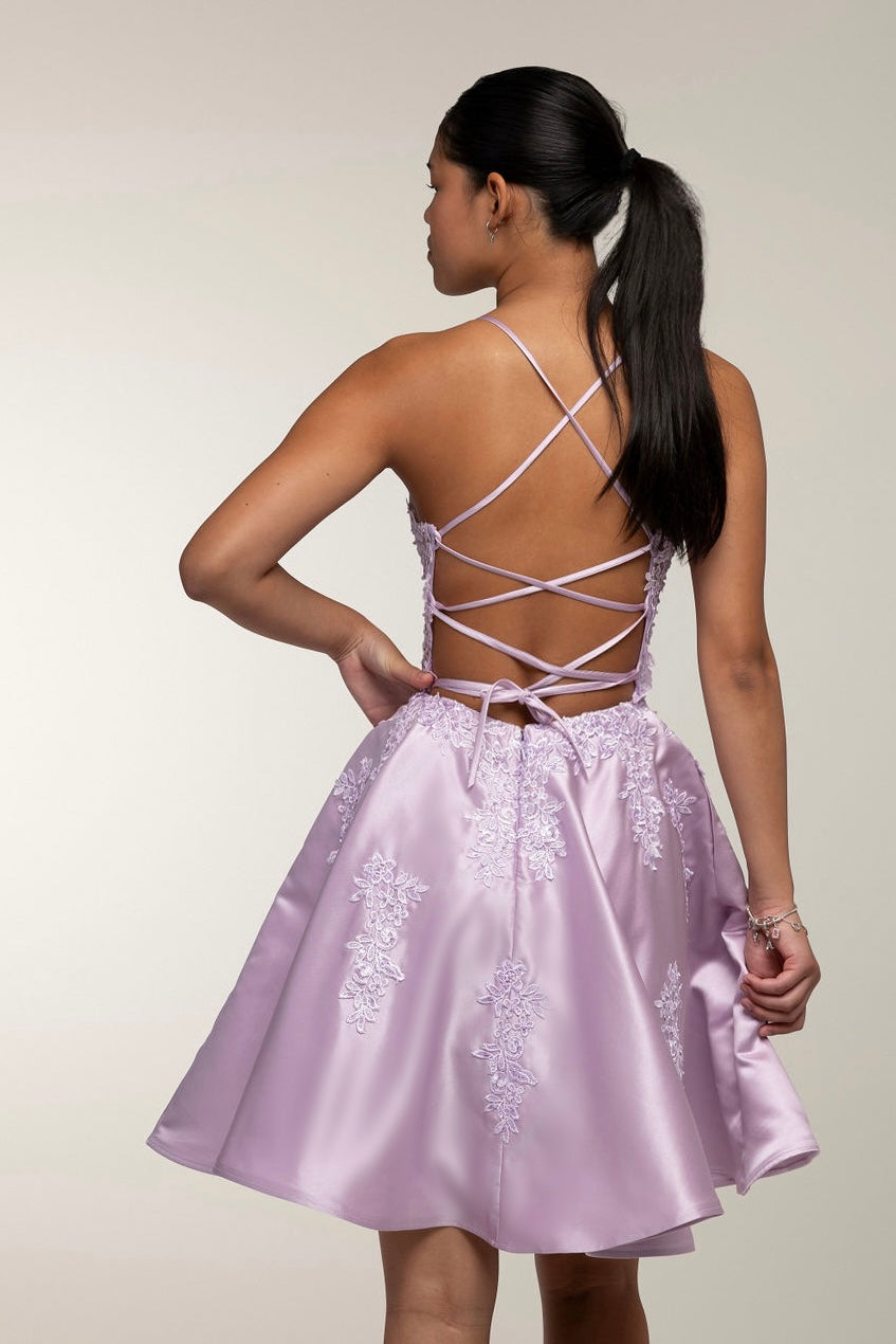 violetti juhlamekko satiinikankaasta ja pitsiyläosalla.