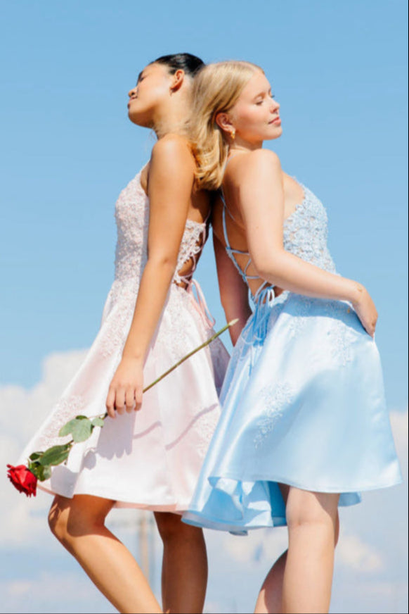 vaaleanpunainen ja vaaleansininen juhlamekko.