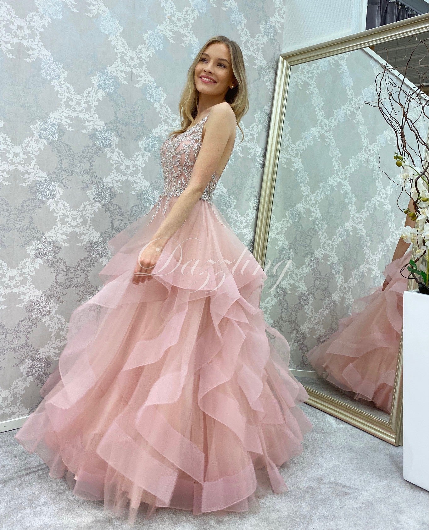 röyhelöhelmainen vanhojentanssimekko, sivusta