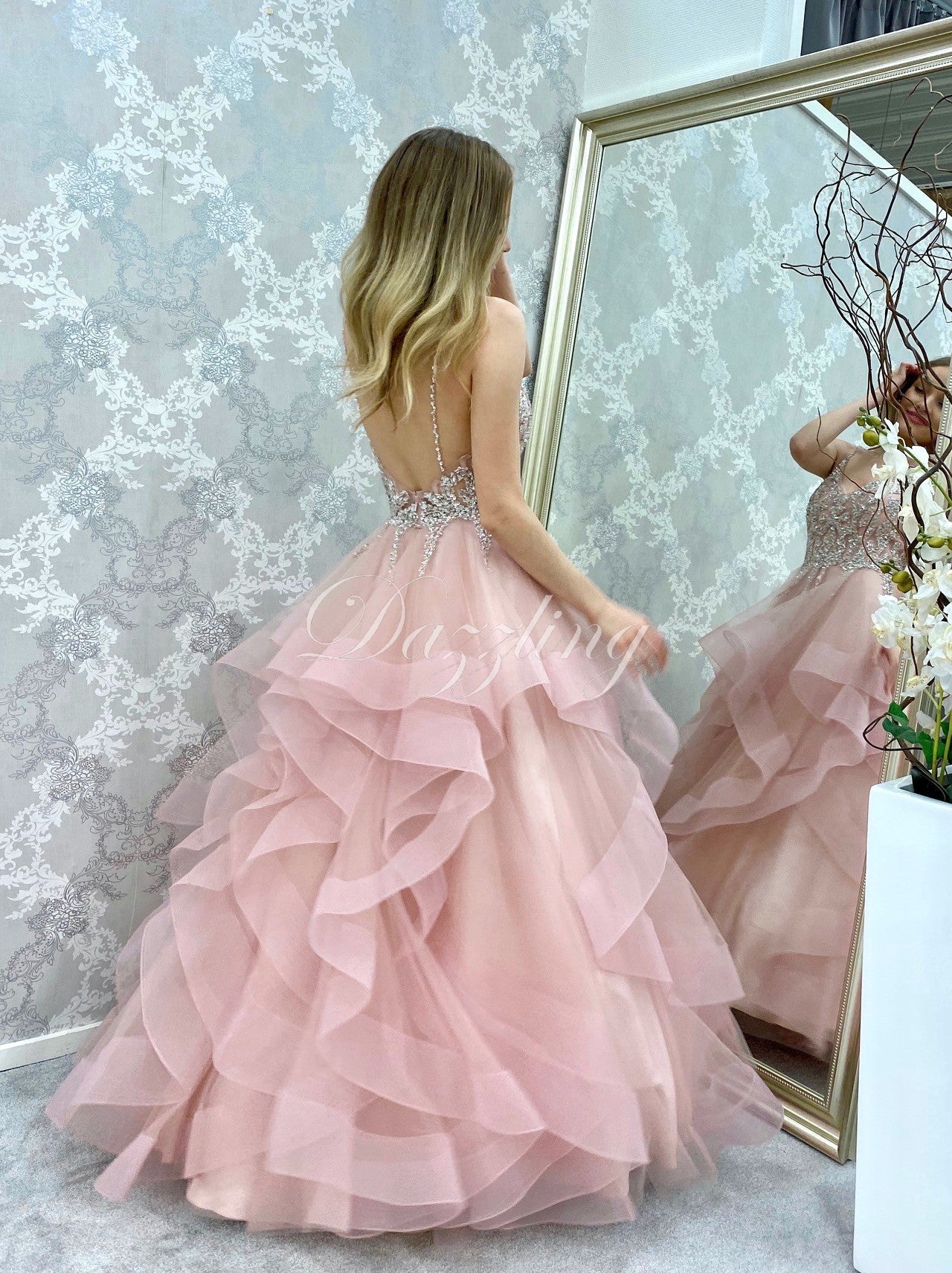 röyhelöhelmainen vanhojentanssimekko, takaa