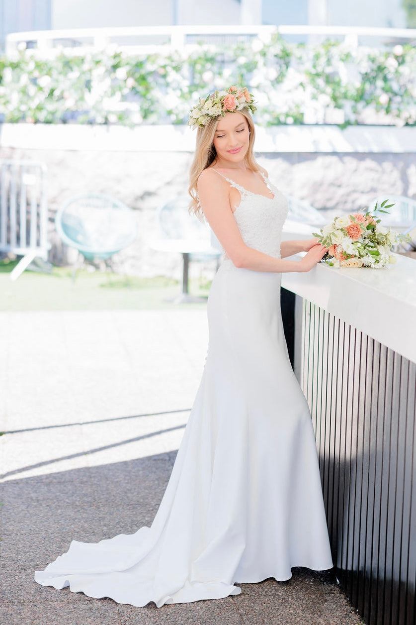 häämekko kaunis yläosa ja tyköistuva helma, elegantti ja moderni.