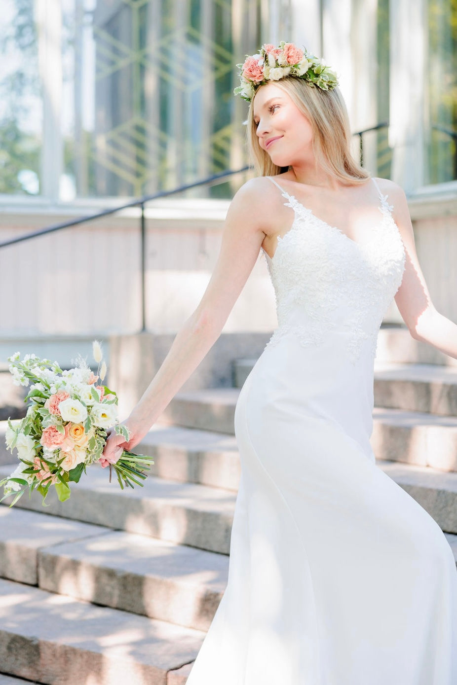 häämekko kaunis yläosa ja tyköistuva helma, elegantti ja moderni, sivusta.