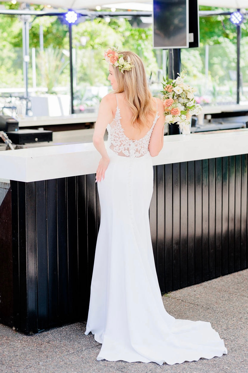 häämekko kaunis yläosa ja tyköistuva helma, elegantti ja moderni, takaa.