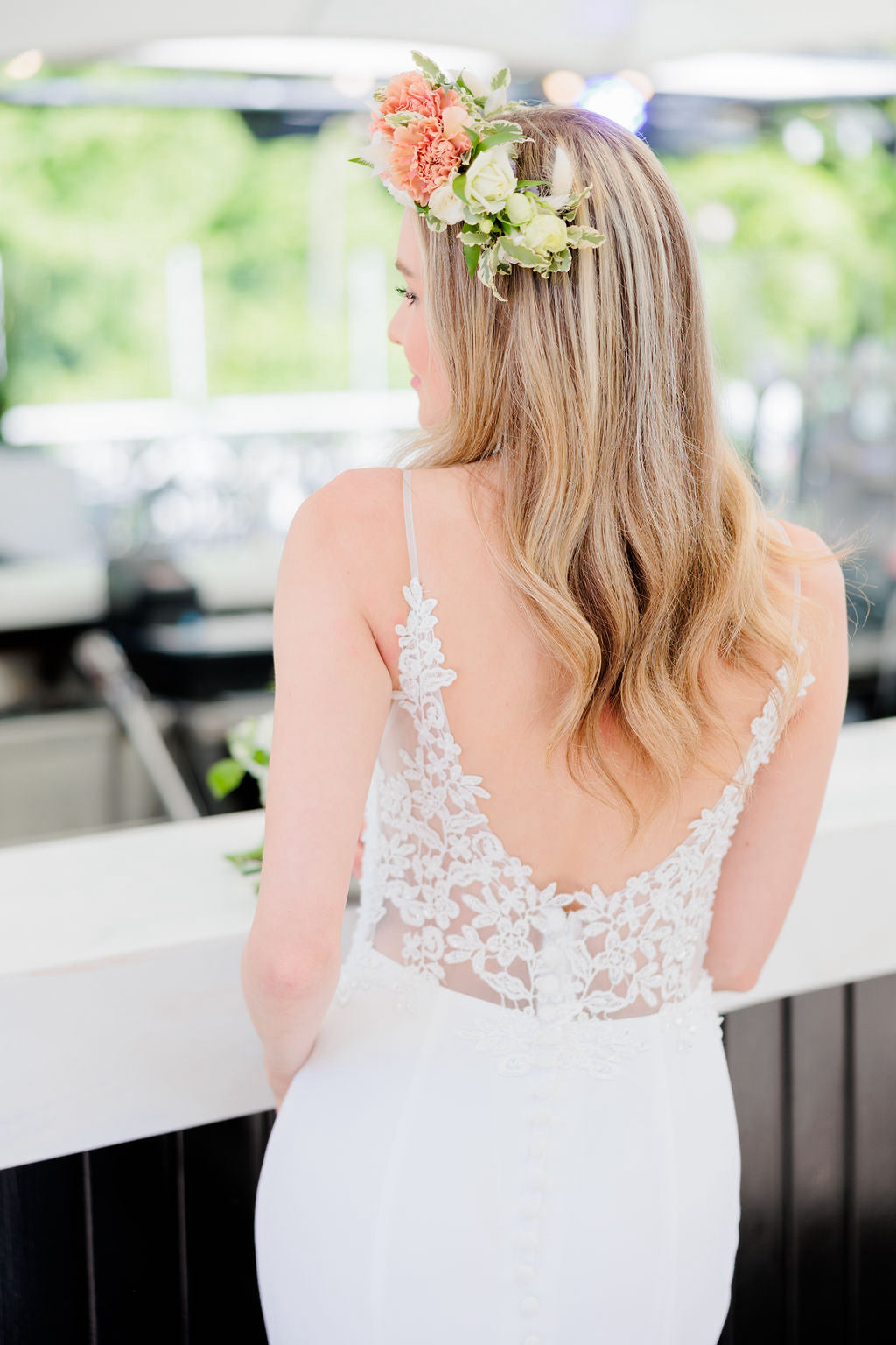 häämekko kaunis yläosa ja tyköistuva helma, elegantti ja moderni, takaa.