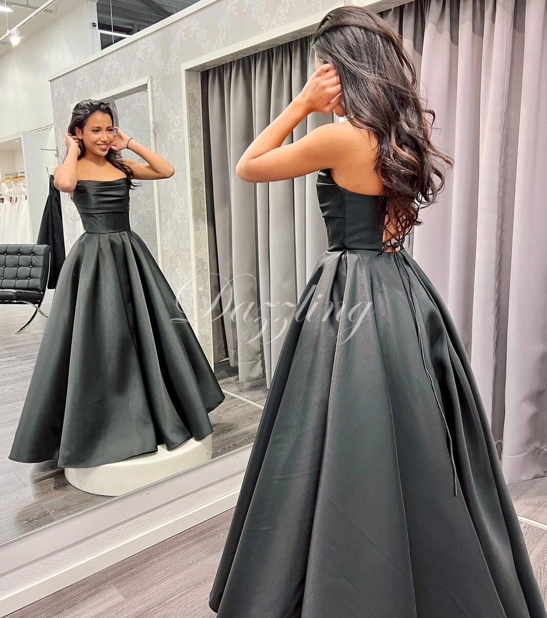 Musta olkaimeton satiininen vanhojentanssimekko, peilikuva.