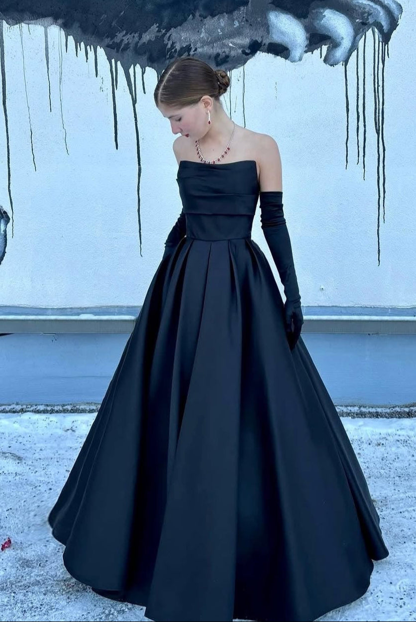 Musta olkaimeton satiininen vanhojentanssimekko.