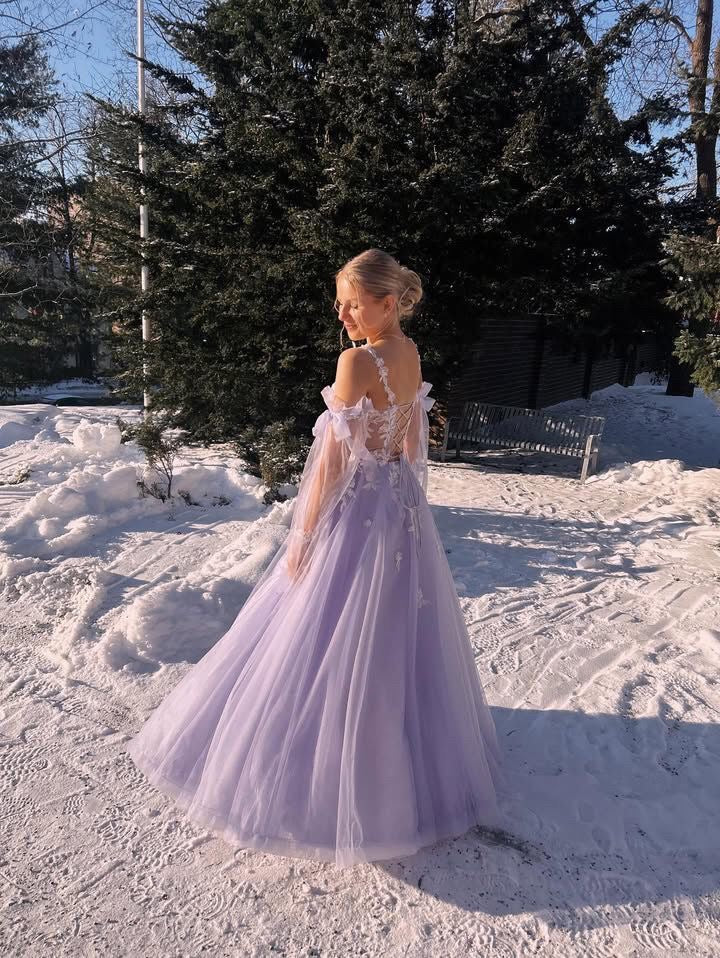 Violetti vanhojentanssimekko off-shoulder-hihalla kevyestä tyllistä. , takaa.