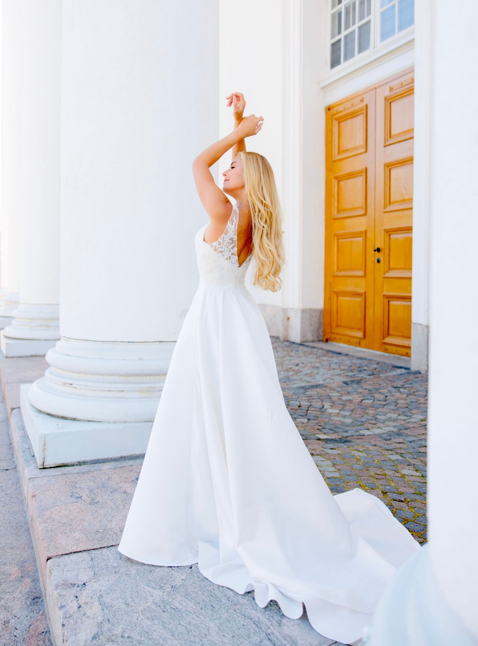 Dazzling-häämekko satiinia, pitsiyläosa V-kaula-aukolla, elegantti ja juhlava, takaa.