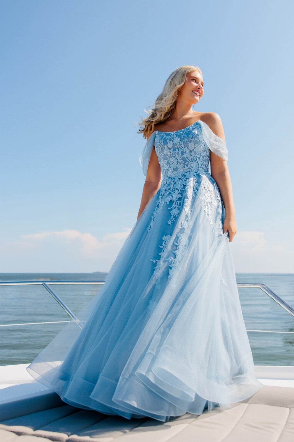 Siniharmaa vanhojentanssimekko off shoulder -olkaimilla, pitsiyläosalla ja tyllihelmalla, edestä.