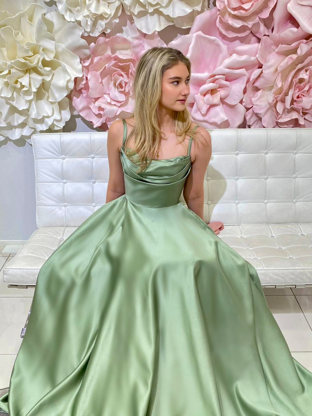 Oliivin sävyinen satiininen vanhojentanssimekko nyörityksellä, etukuva.