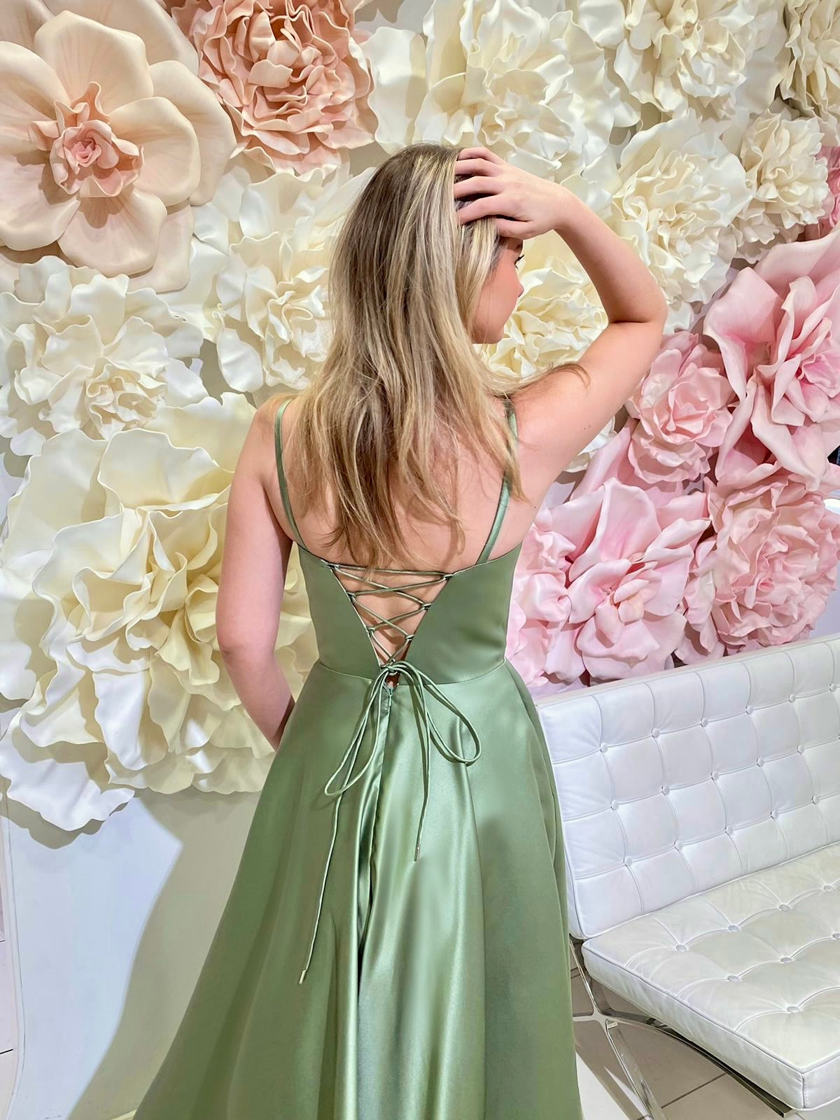 Oliivin sävyinen satiininen vanhojentanssimekko nyörityksellä, takaa.