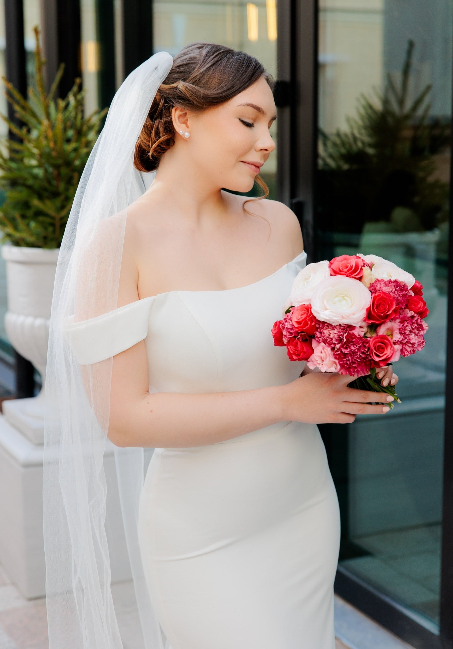 Dazzling-häämekko off-shoulder, tyköistuva helma ja 30 cm laahus, elegantti