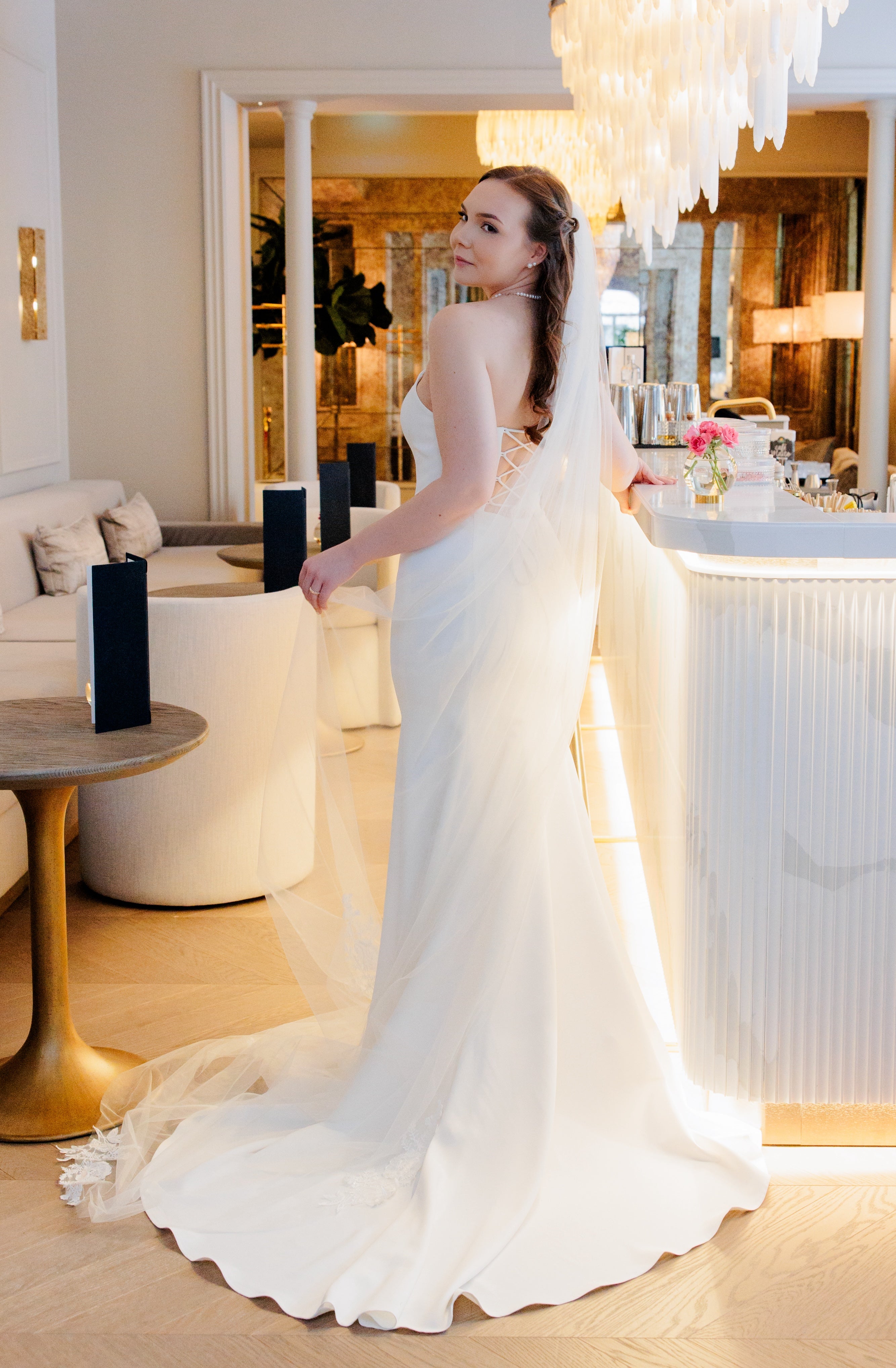 Dazzling-häämekko olkaimeton, tyköistuva helma, takaa.