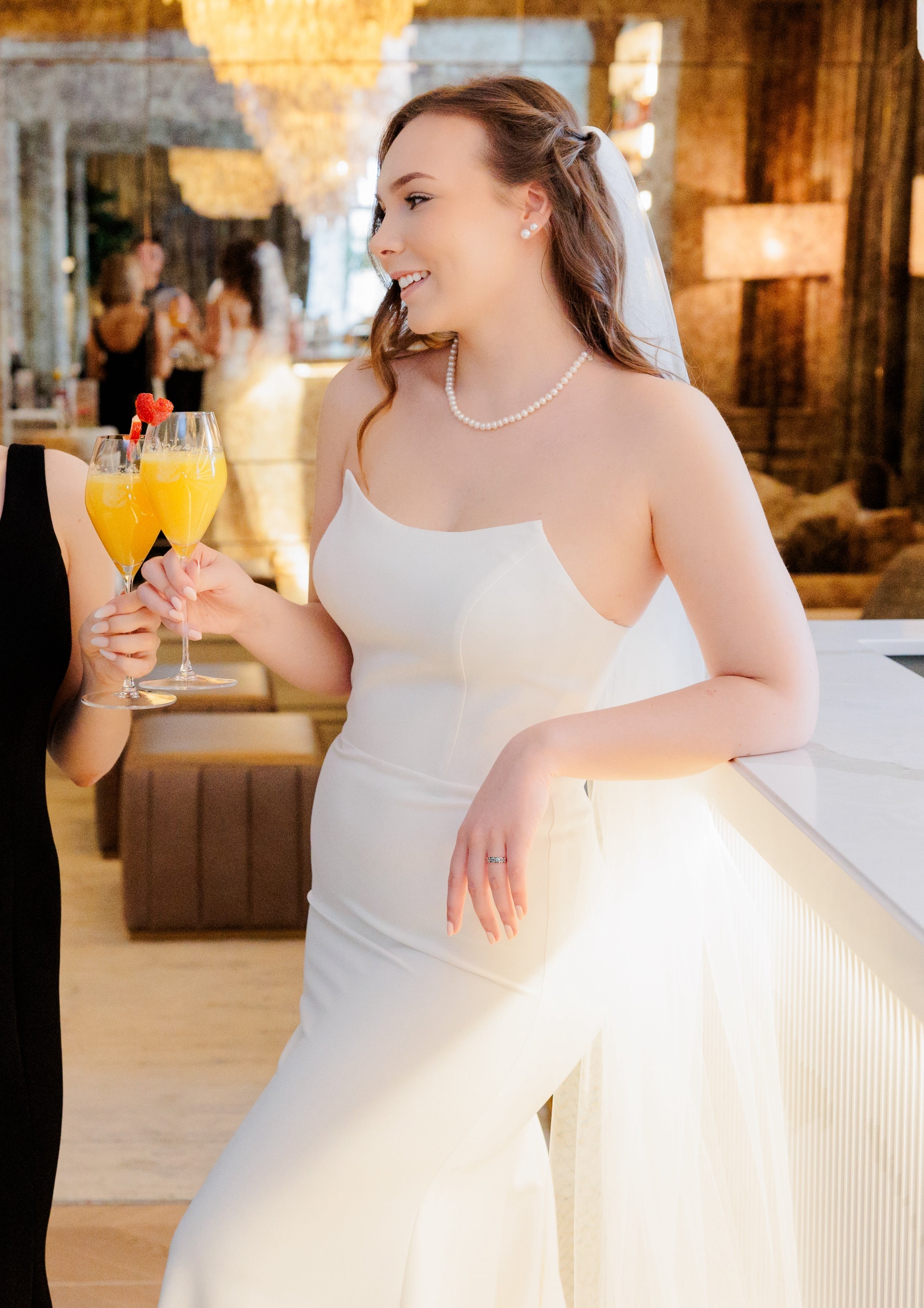 Dazzling-häämekko olkaimeton, tyköistuva helma.