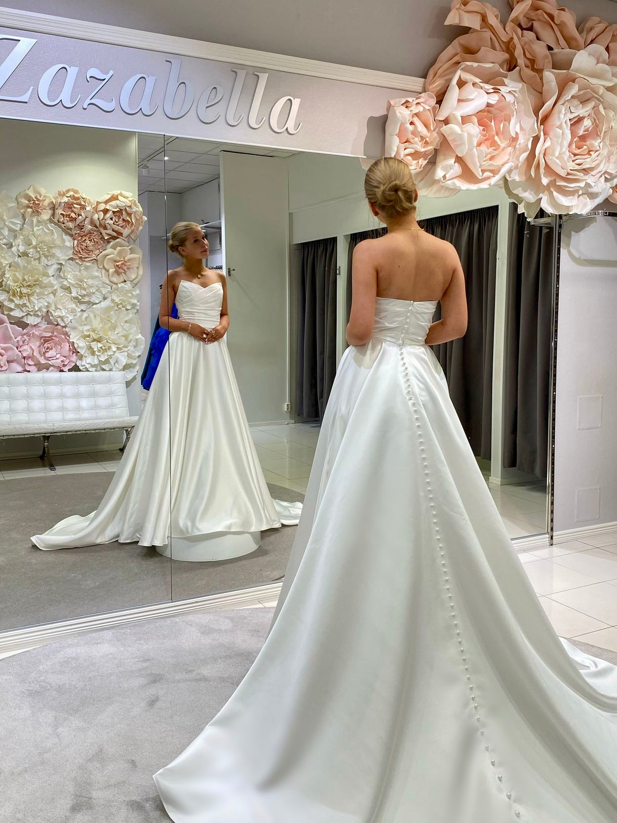 Olkaimeton klassinen häämekko, laskostettu yläosa ja täyteläinen helma, elegantti ja romanttinen.