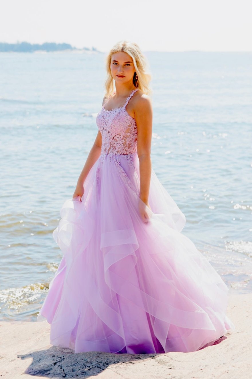 violetti vanhojentanssimekko suora pääntie ja röyhelöhelma, edestä.