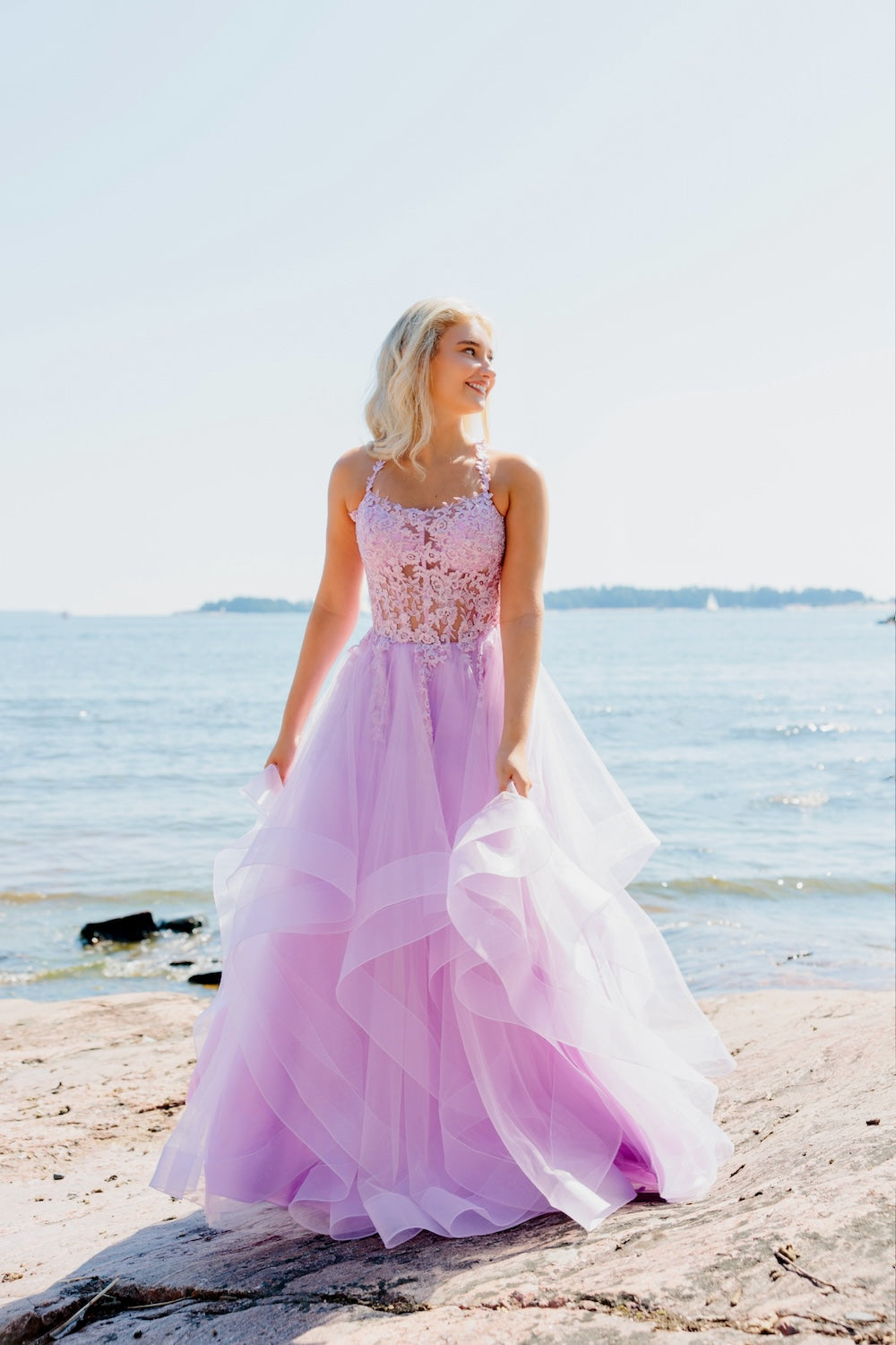 violetti vanhojentanssimekko suora pääntie ja röyhelöhelma, edestä.