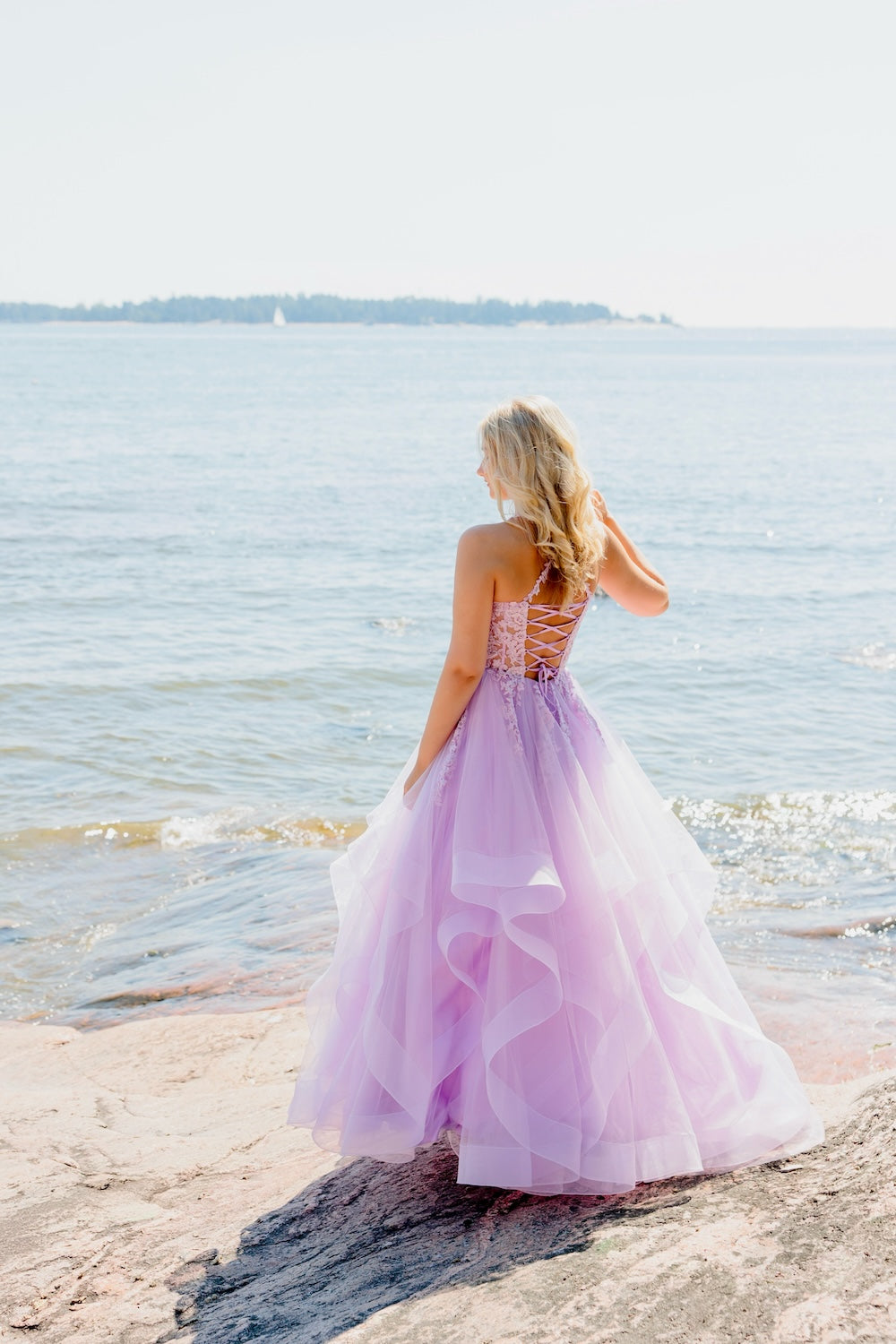 violetti vanhojentanssimekko suora pääntie ja röyhelöhelma, takaa.