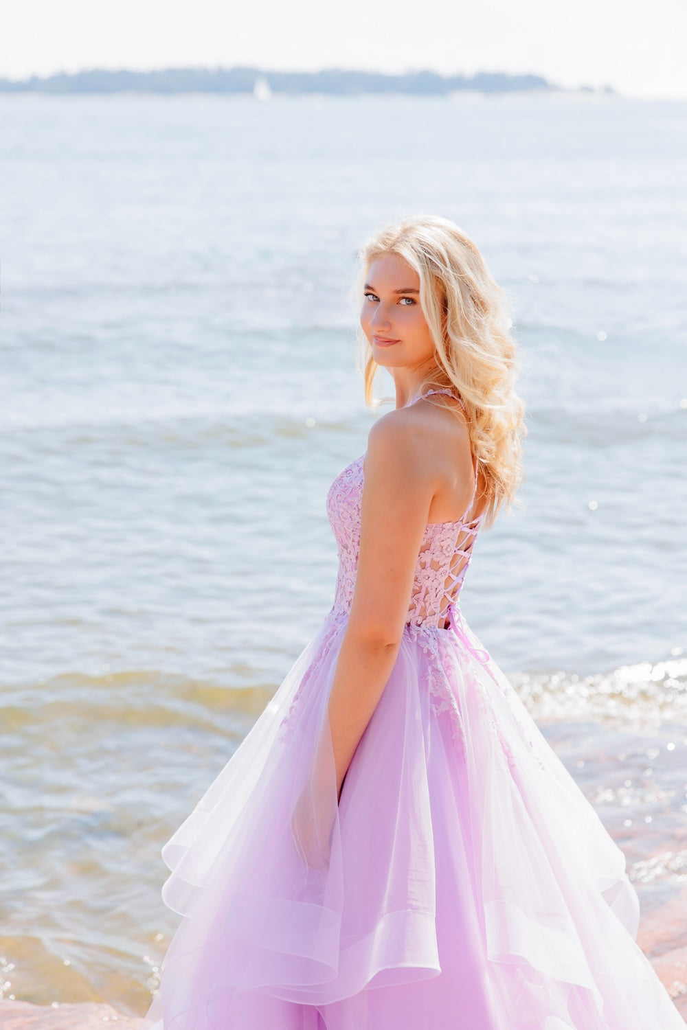 violetti vanhojentanssimekko suora pääntie ja röyhelöhelma, lähikuva.