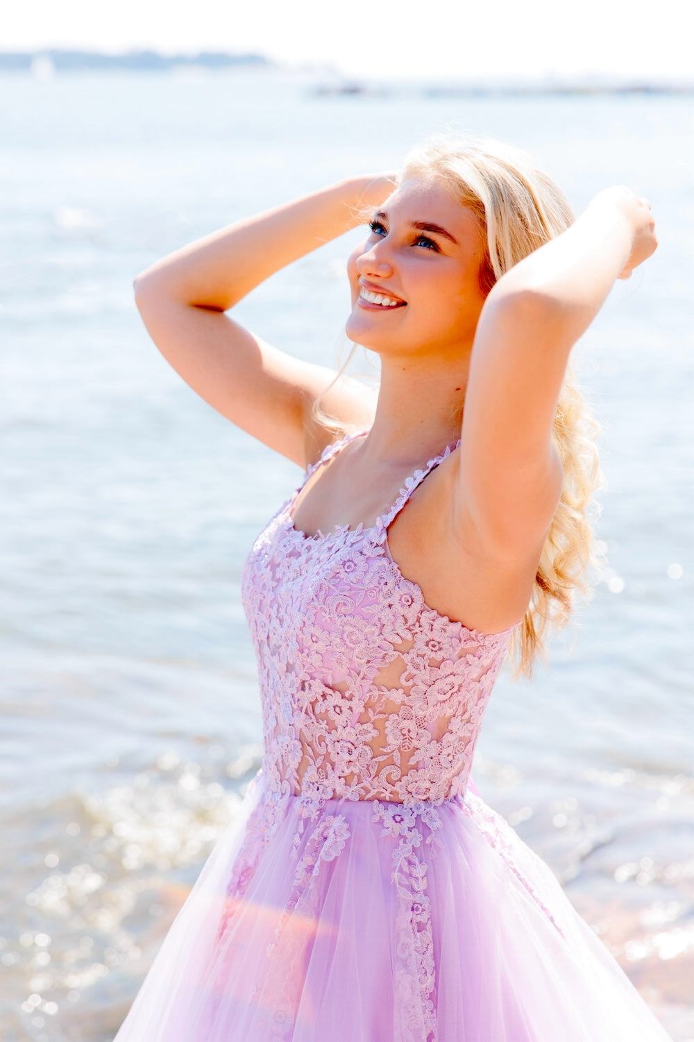 violetti vanhojentanssimekko suora pääntie ja röyhelöhelma, edestä.