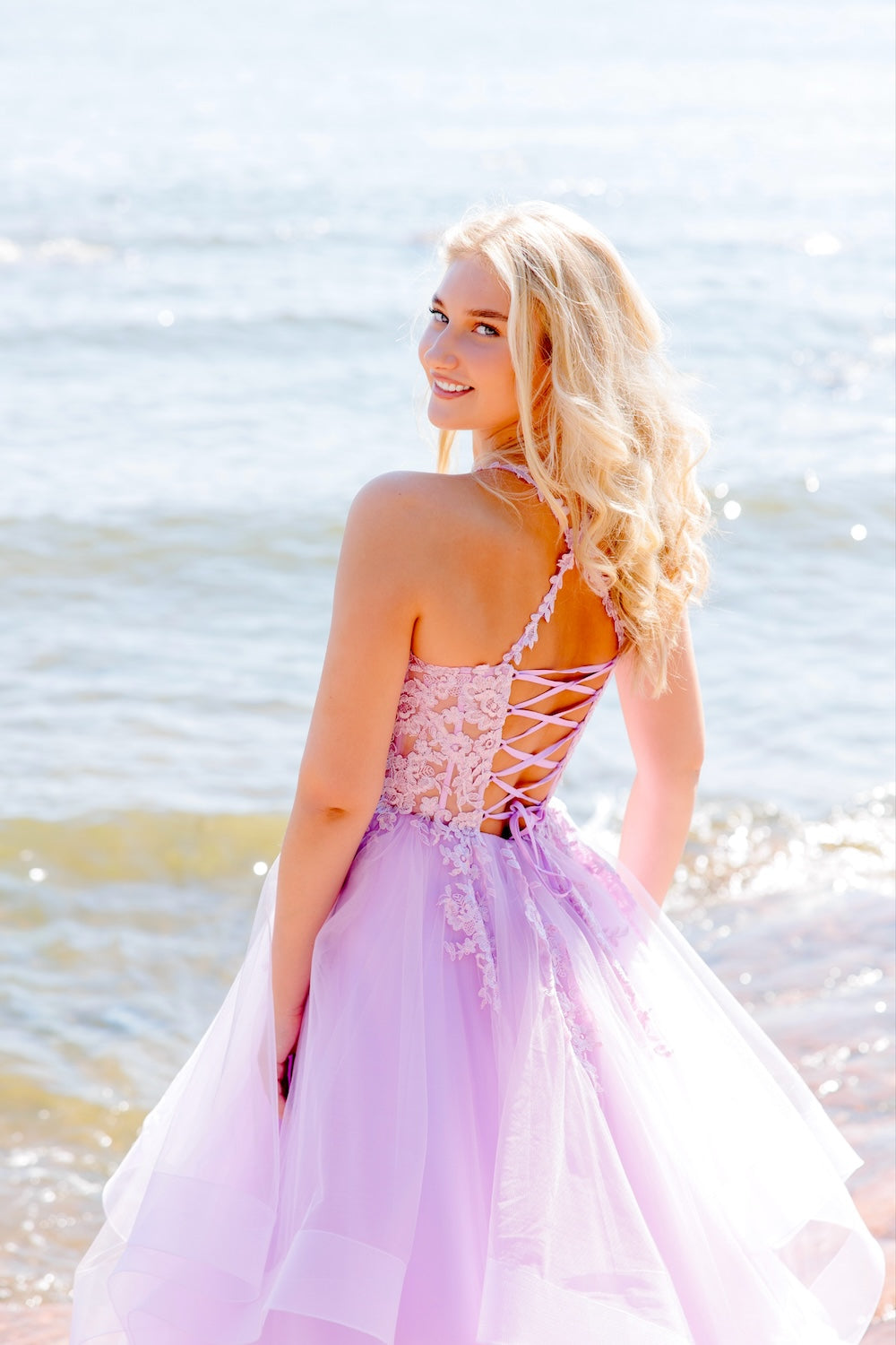 violetti vanhojentanssimekko suora pääntie ja röyhelöhelma, takaa.