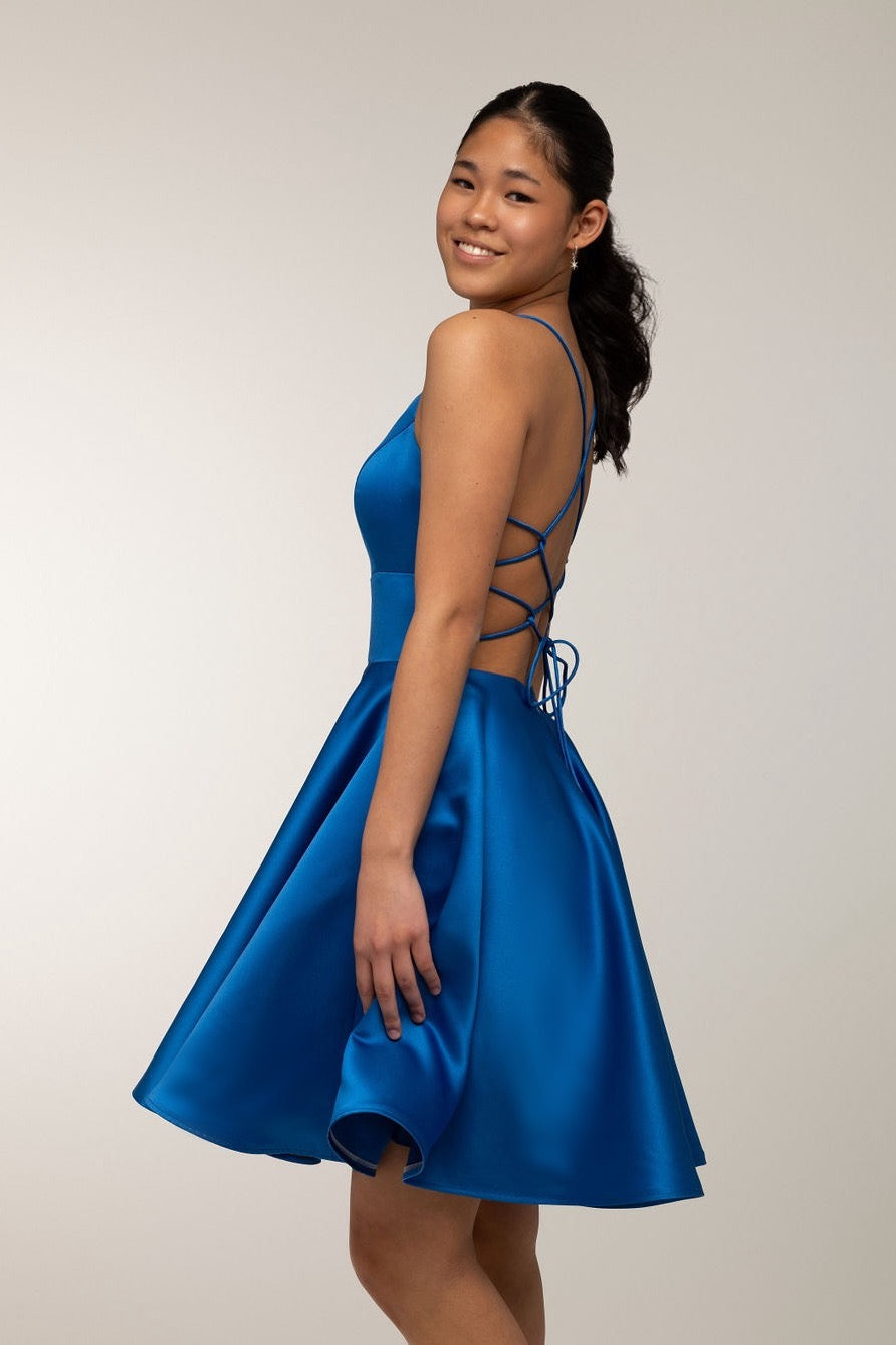 sininen satiinijuhlamekko avoin selkä.