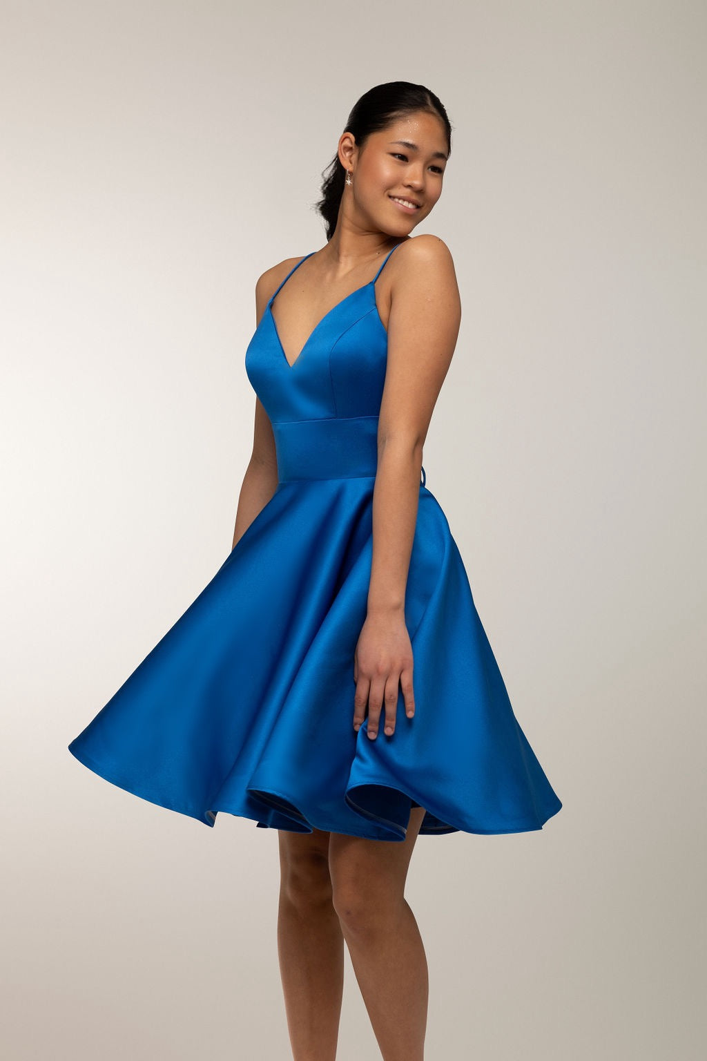 sininen satiinijuhlamekko avoin selkä.