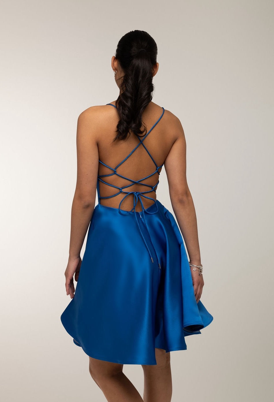 sininen satiinijuhlamekko avoin selkä.