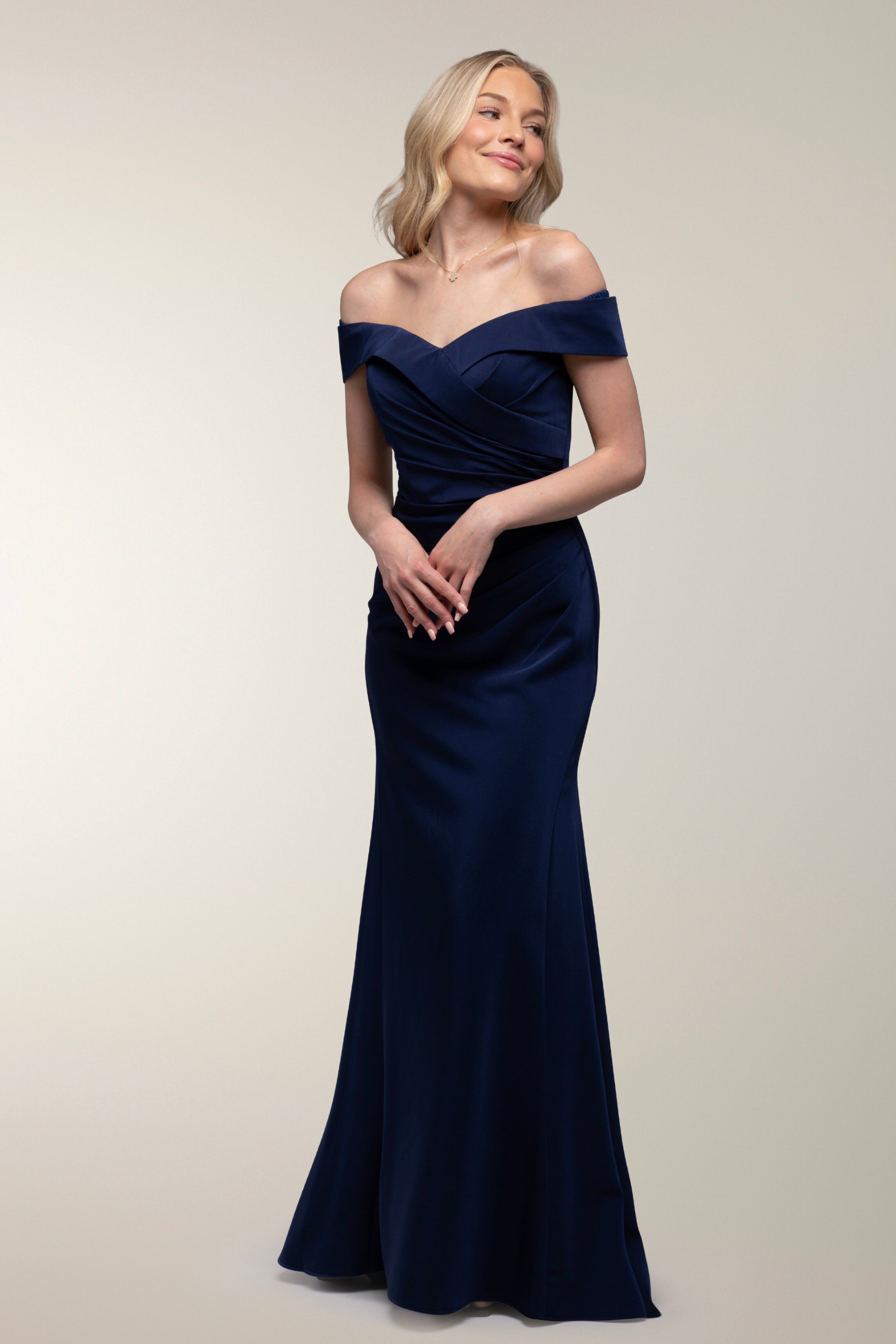 Tummansininen off shoulder -iltapuku tyköistuvalla siluetilla etukuva.