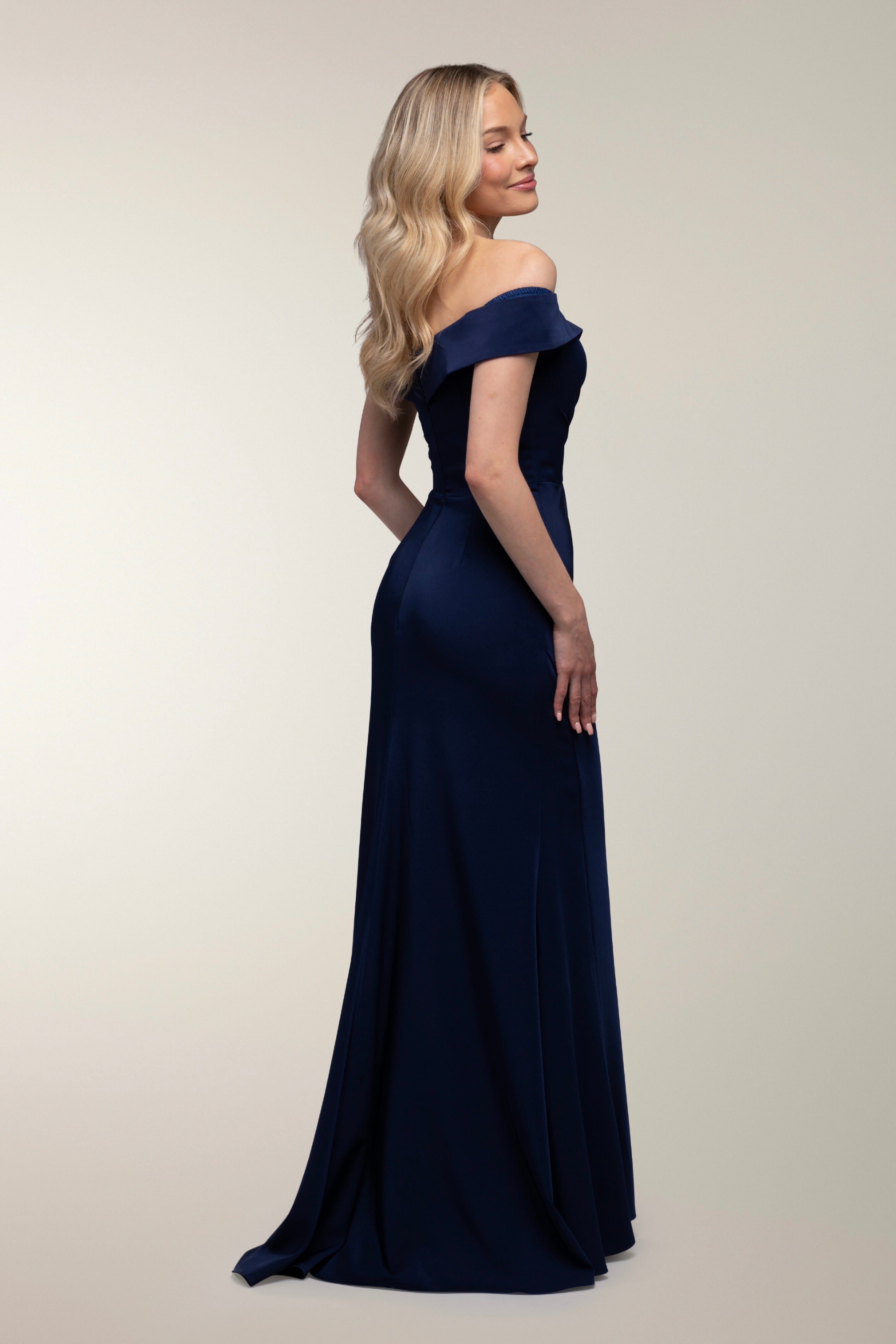 Tummansininen off shoulder -iltapuku tyköistuvalla siluetilla