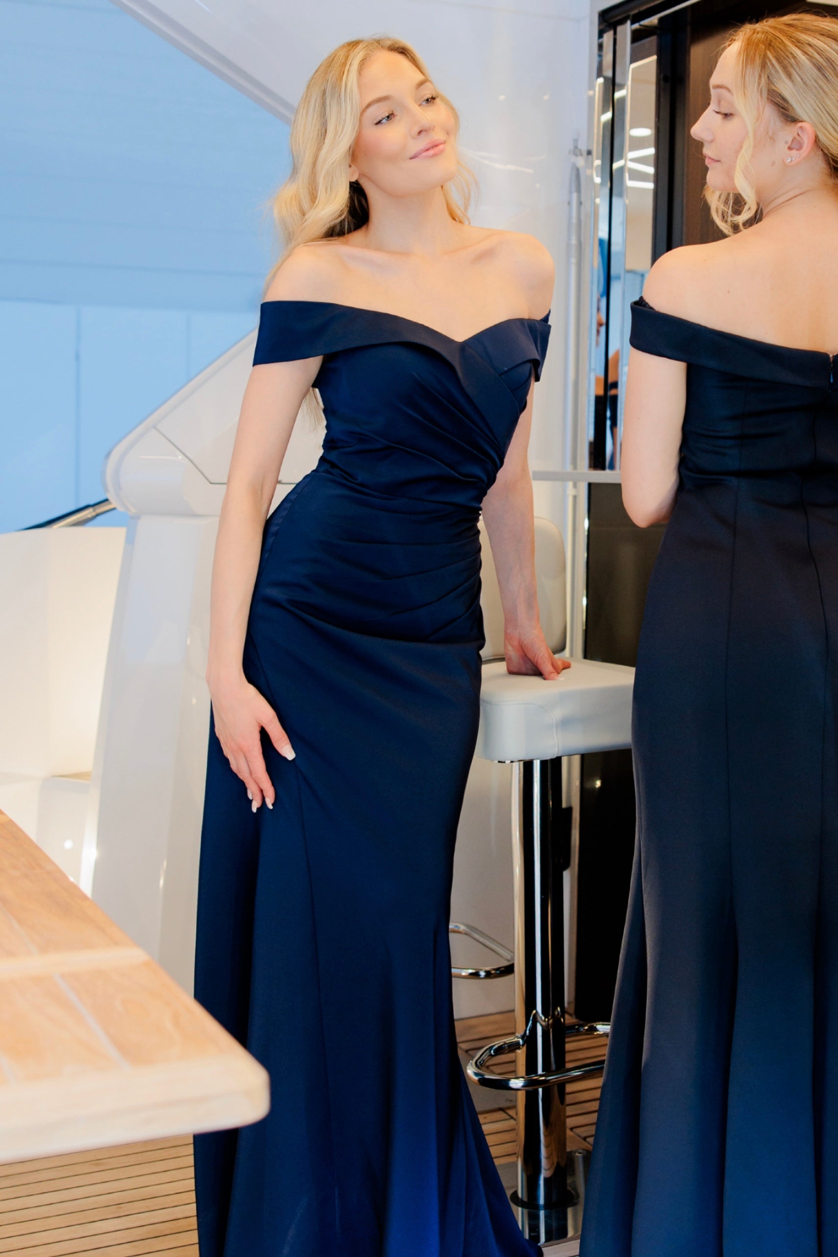 Tummansininen off shoulder -iltapuku tyköistuvalla siluetilla.