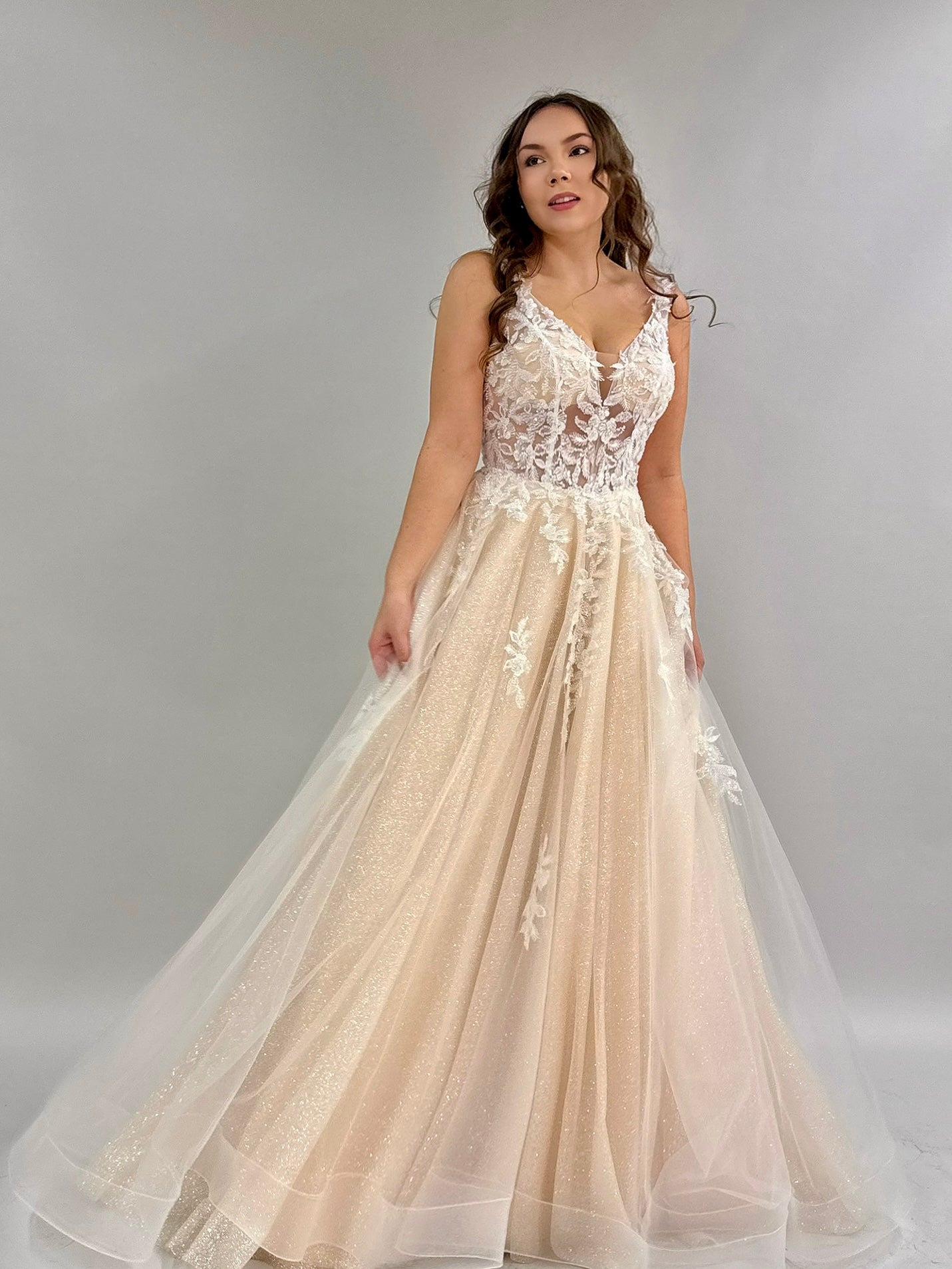 Häämekko crystal-kankaasta, pitsiyläosa, kimalteleva ja romanttinen.