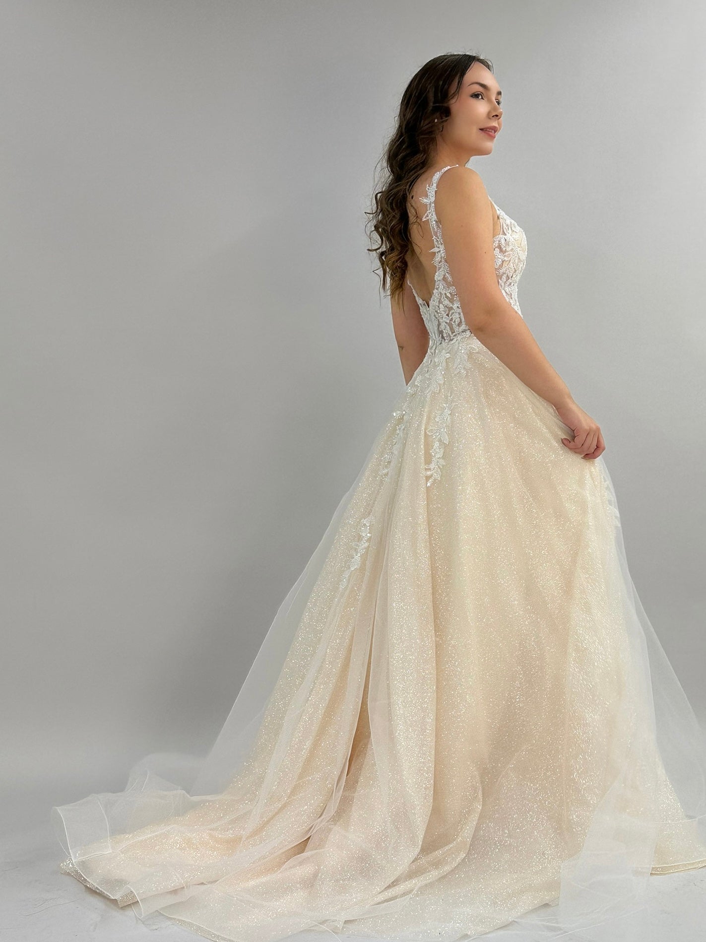 Häämekko crystal-kankaasta, pitsiyläosa, kimalteleva ja romanttinen.