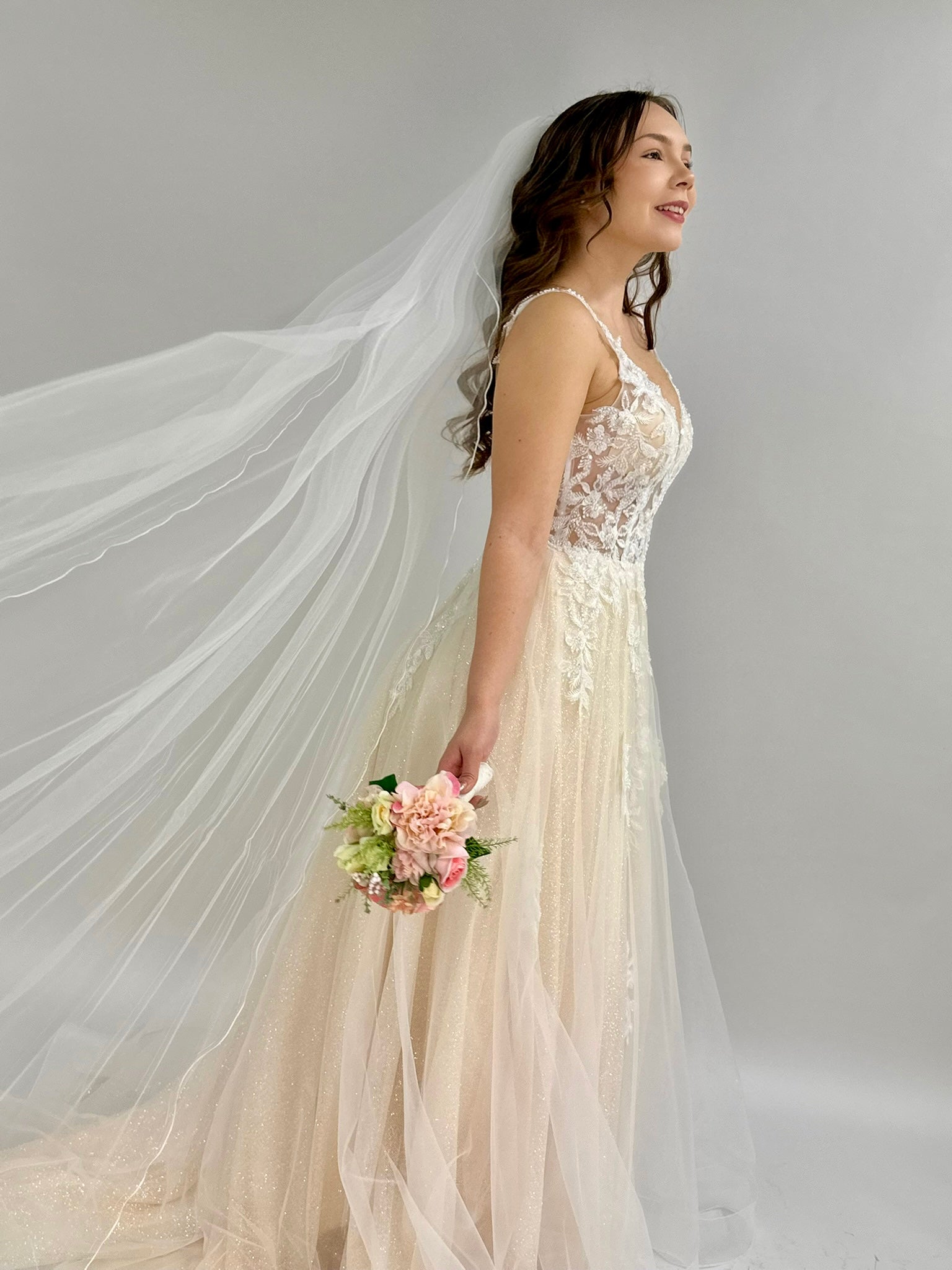 Häämekko crystal-kankaasta, pitsiyläosa, kimalteleva ja romanttinen.