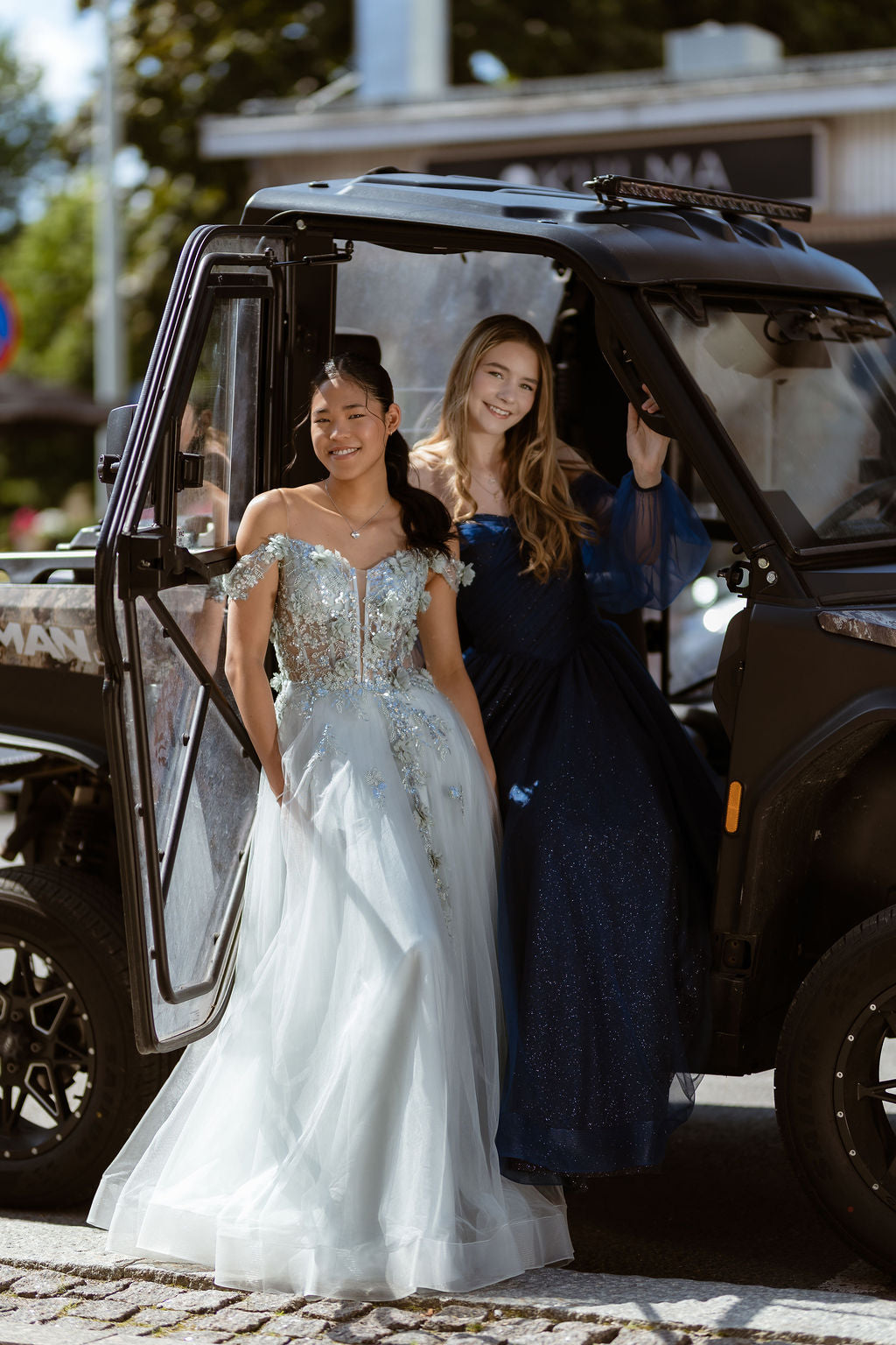 Off-shoulder olkaiminen hopea vanhojentanssimekko, 3D kukkaa, yhteiskuva.